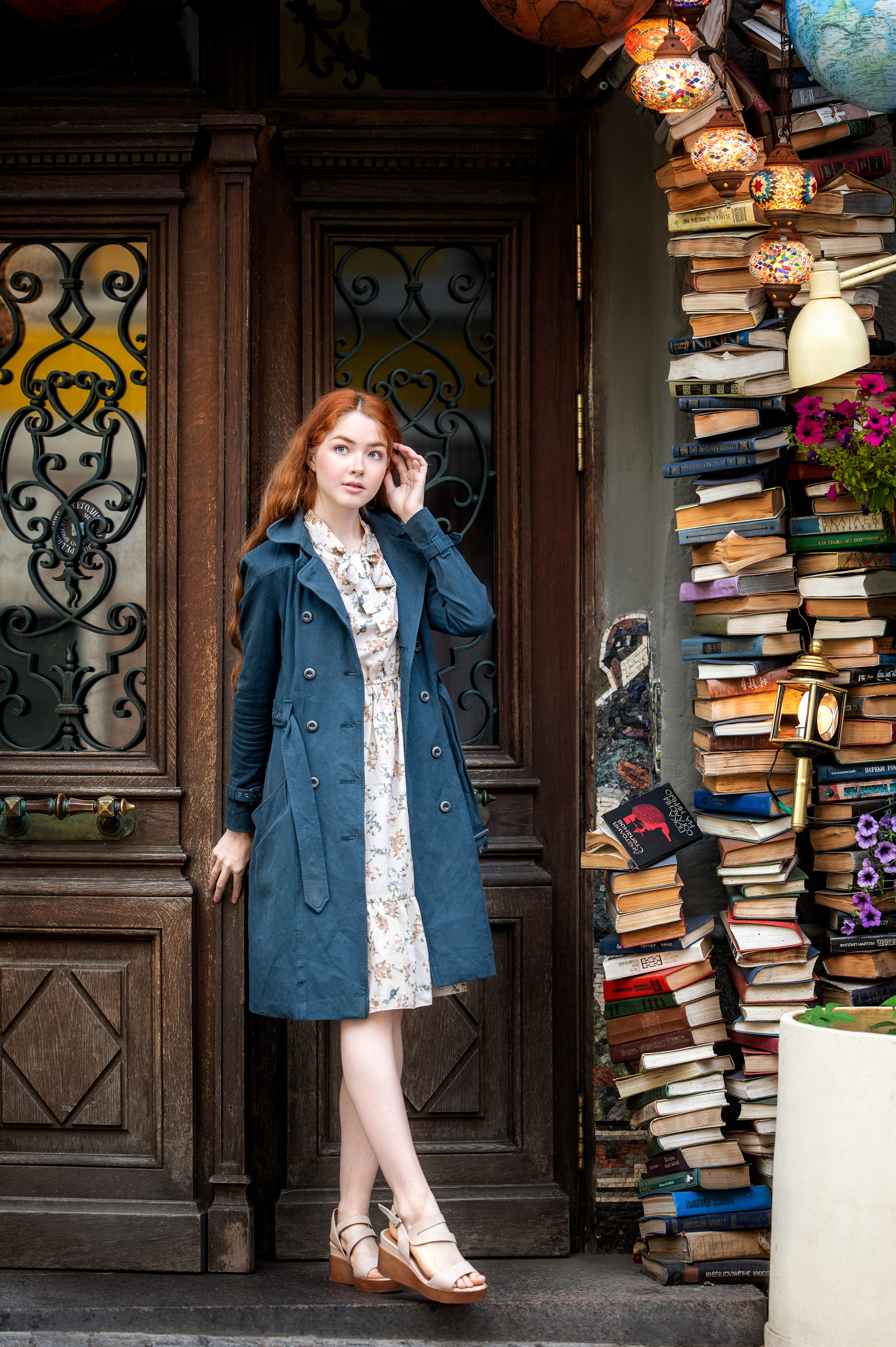 Фотосессия Анны у книжной двери. Фотограф Елена Сасс Москва