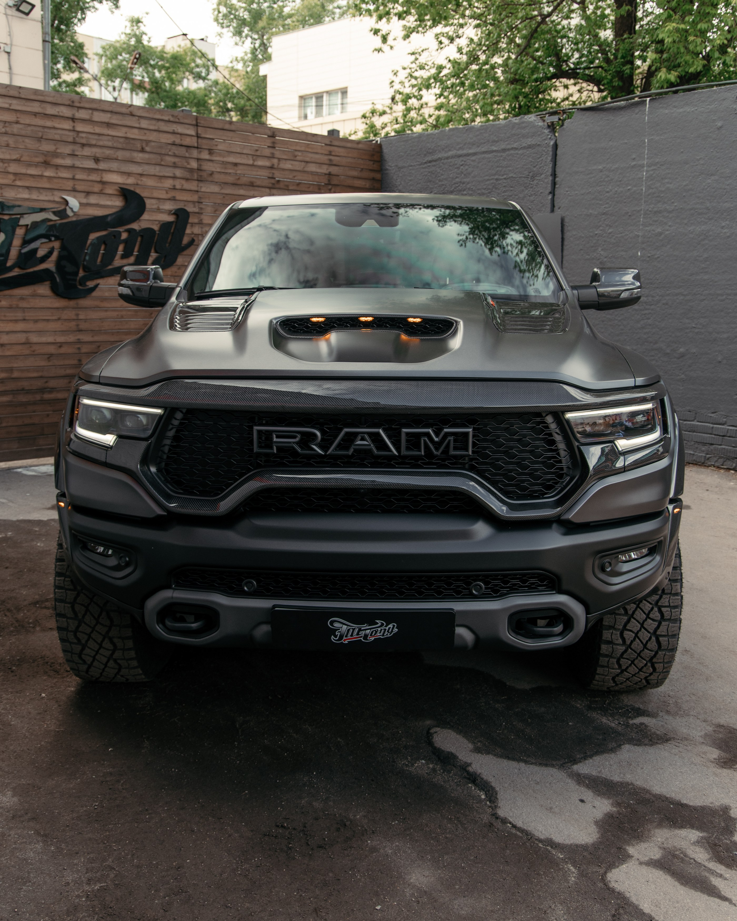 Ram TRX ламинация карбоном внешних элементов кузова, салона и установка распорки. DeLorein