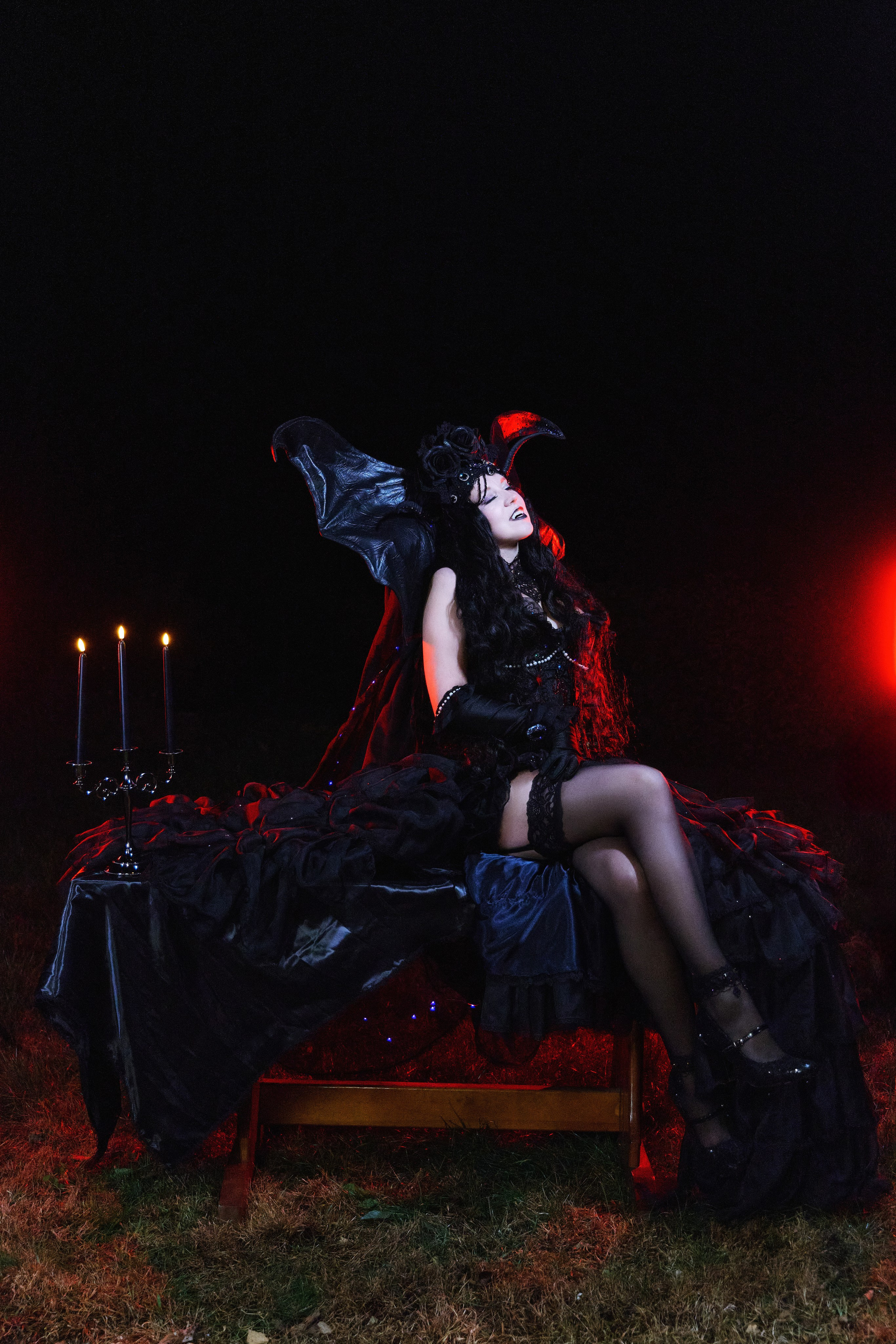 Идея для ночной косплей фотосессии в образе королевы суккубов Лилит