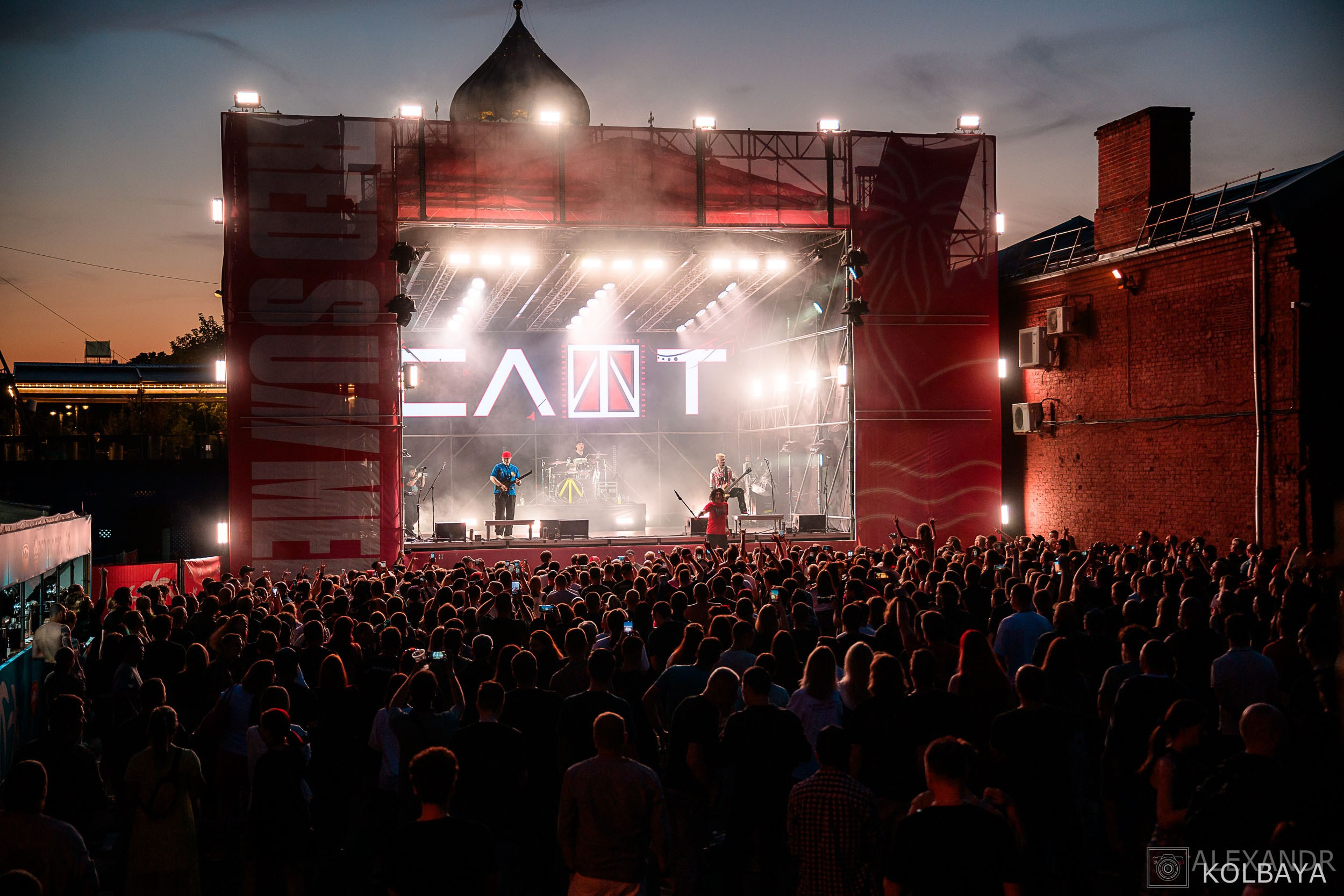 Фоторепортаж с концерта группы СЛОТ на Red Summer 2025. Концертный и театральный репортажный фотограф в Москве Александр Колбая