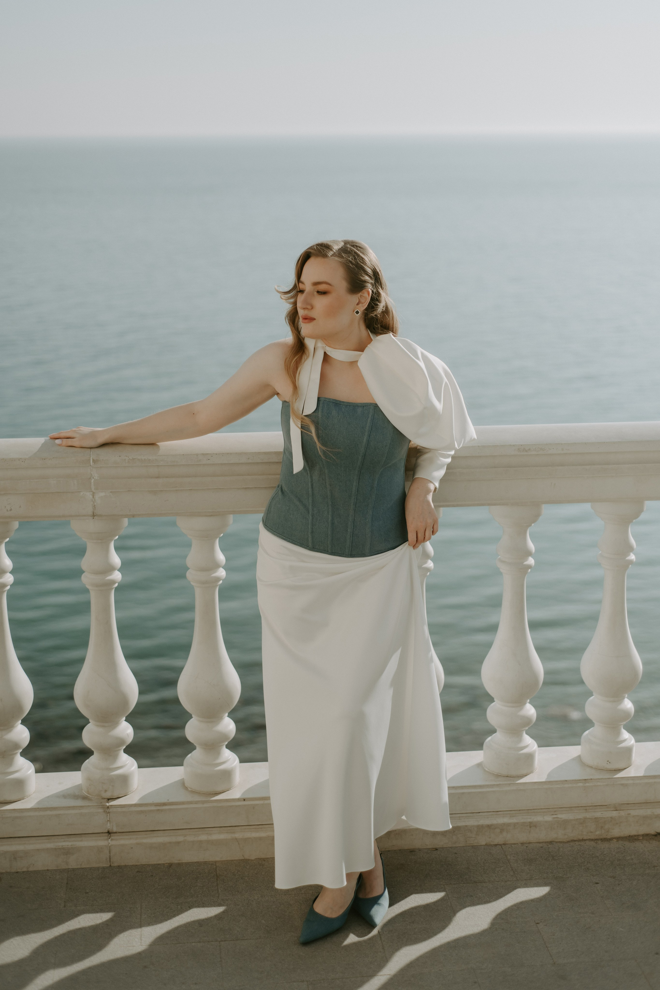 Свадебная фотография молодоженов на фоне побережья Анапы: романтический момент у моря