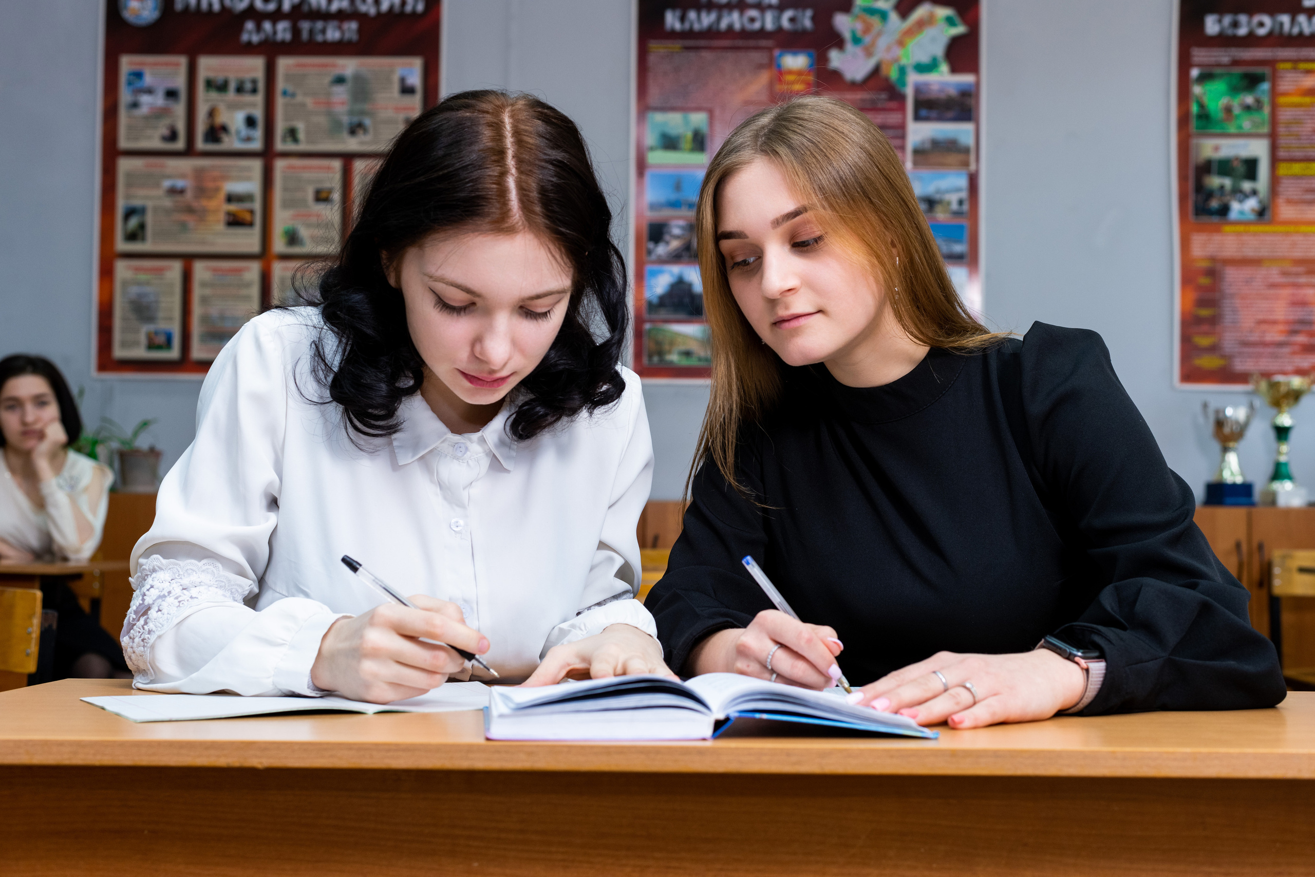 Лицей Климовска 11 класс. Выпускные альбомы в Подольске Москве и МО