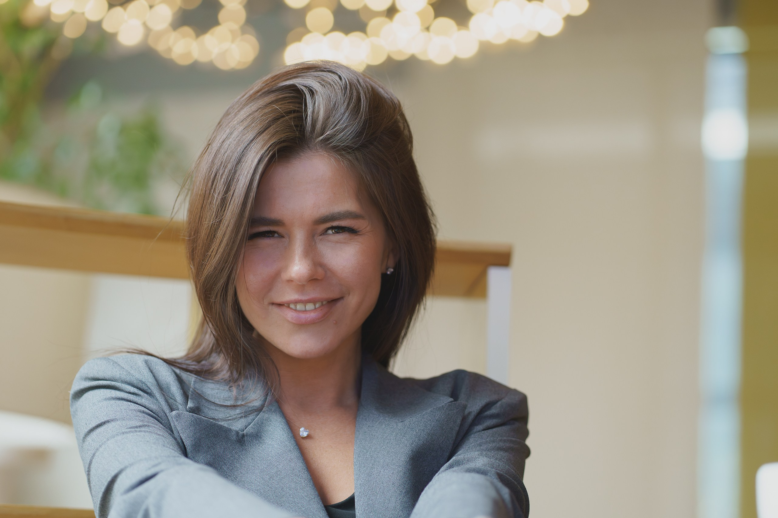 Портреты в кафе — стильные бизнес-портреты для блогера | Профессиональный портретный фотограф Екатеринбург