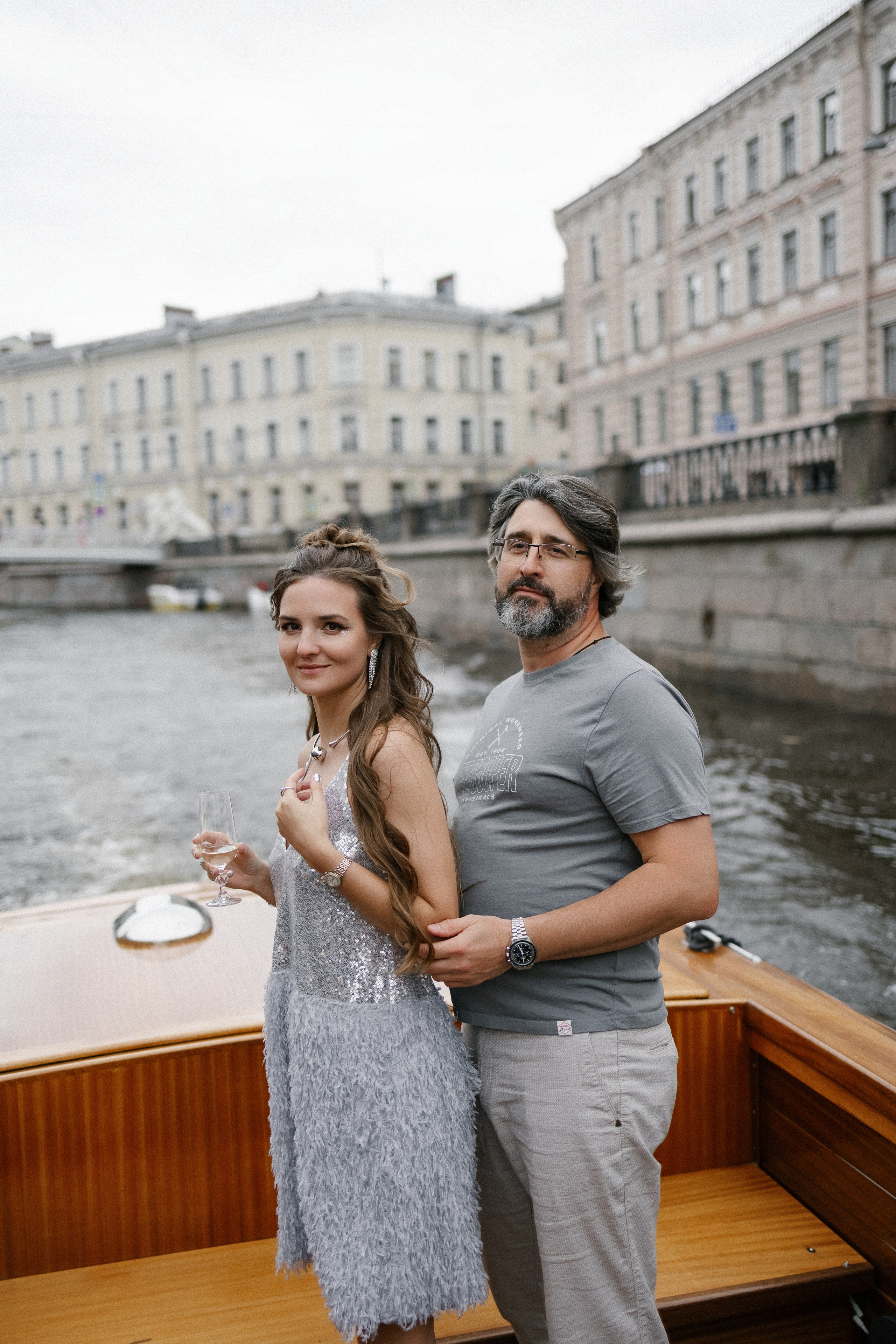 Прогулка на венецианском катере. Свадебный фотограф в Санкт-Петербурге Ксения Кобышева