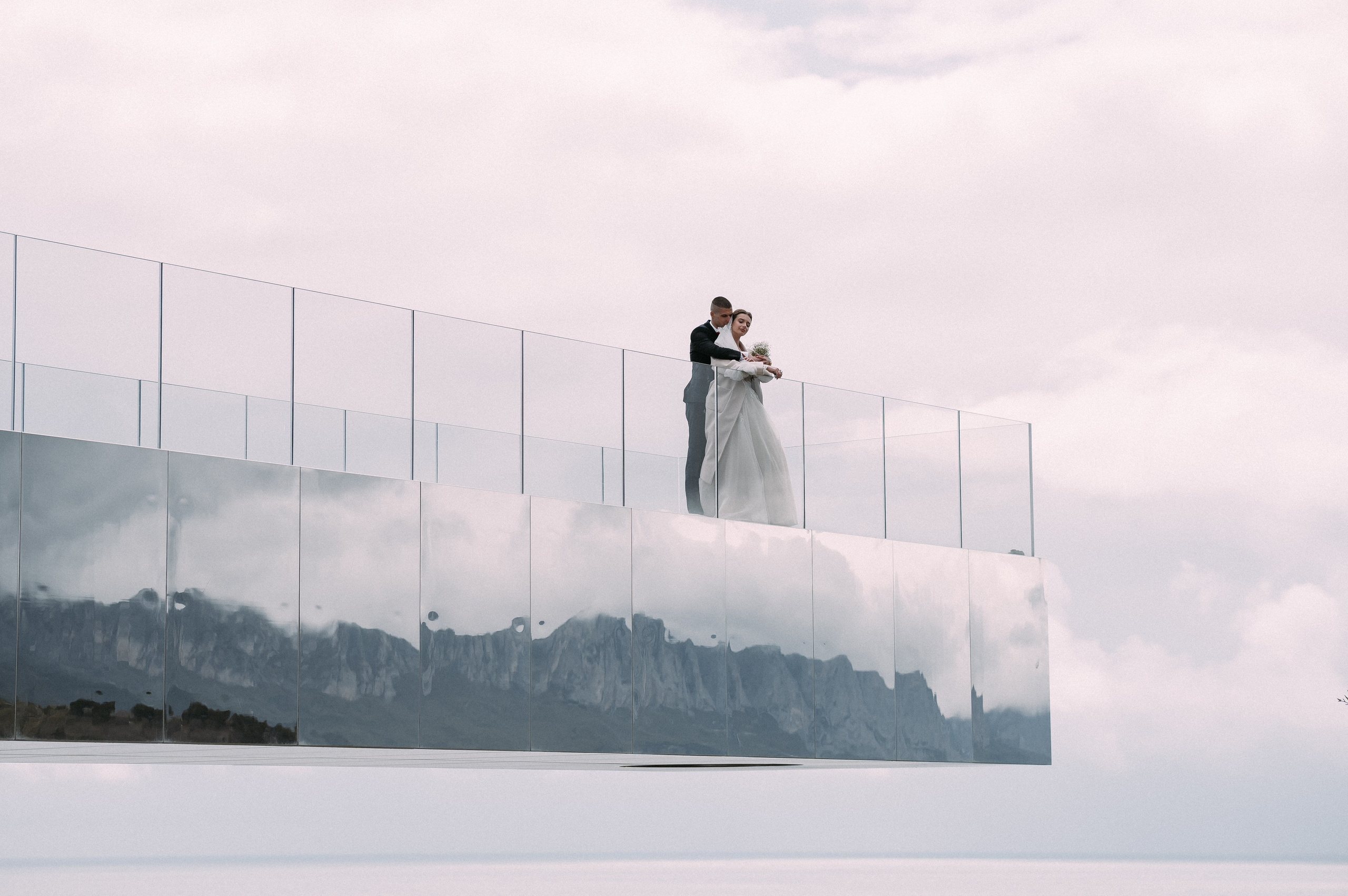 Свадебное утро и прогулка красивой яркой пары. Свадебный и семейный фотограф в Симферополе Дарья Маркова