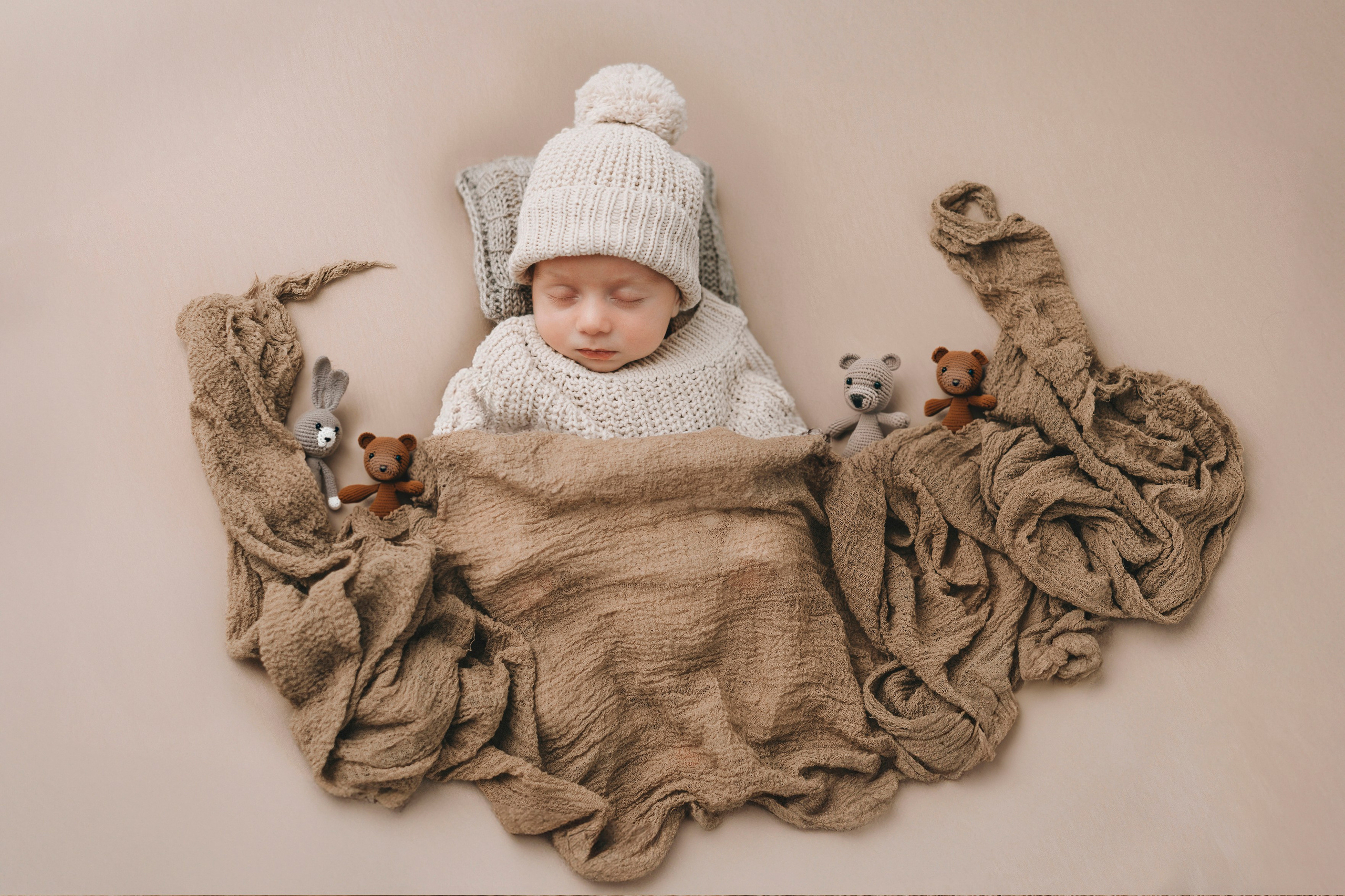 новорожденный спит с игрушками накрытый одеялом