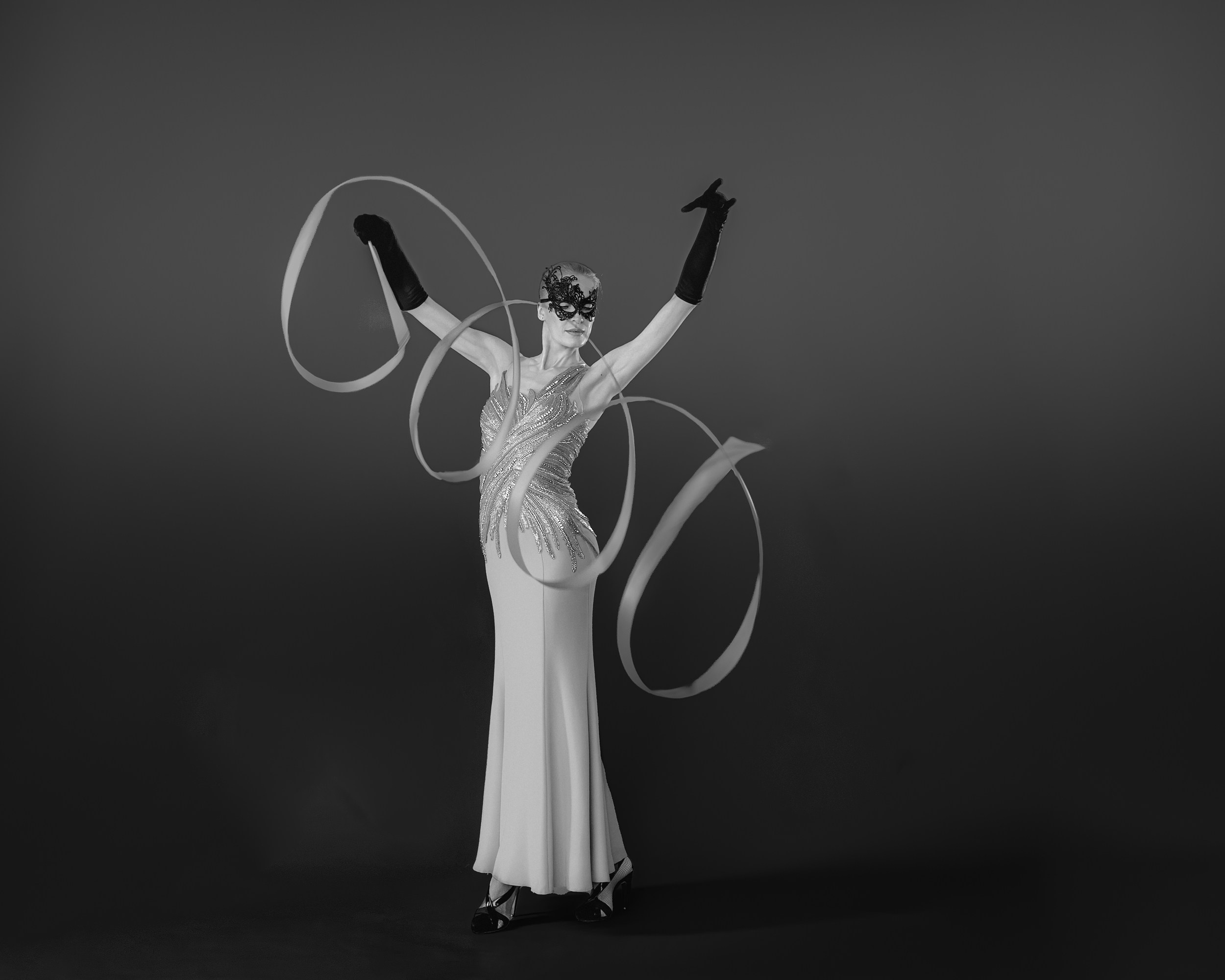 Черно-белая фотография с лентой по художественной гимнастике. Фотограф Светлана Корнелюк