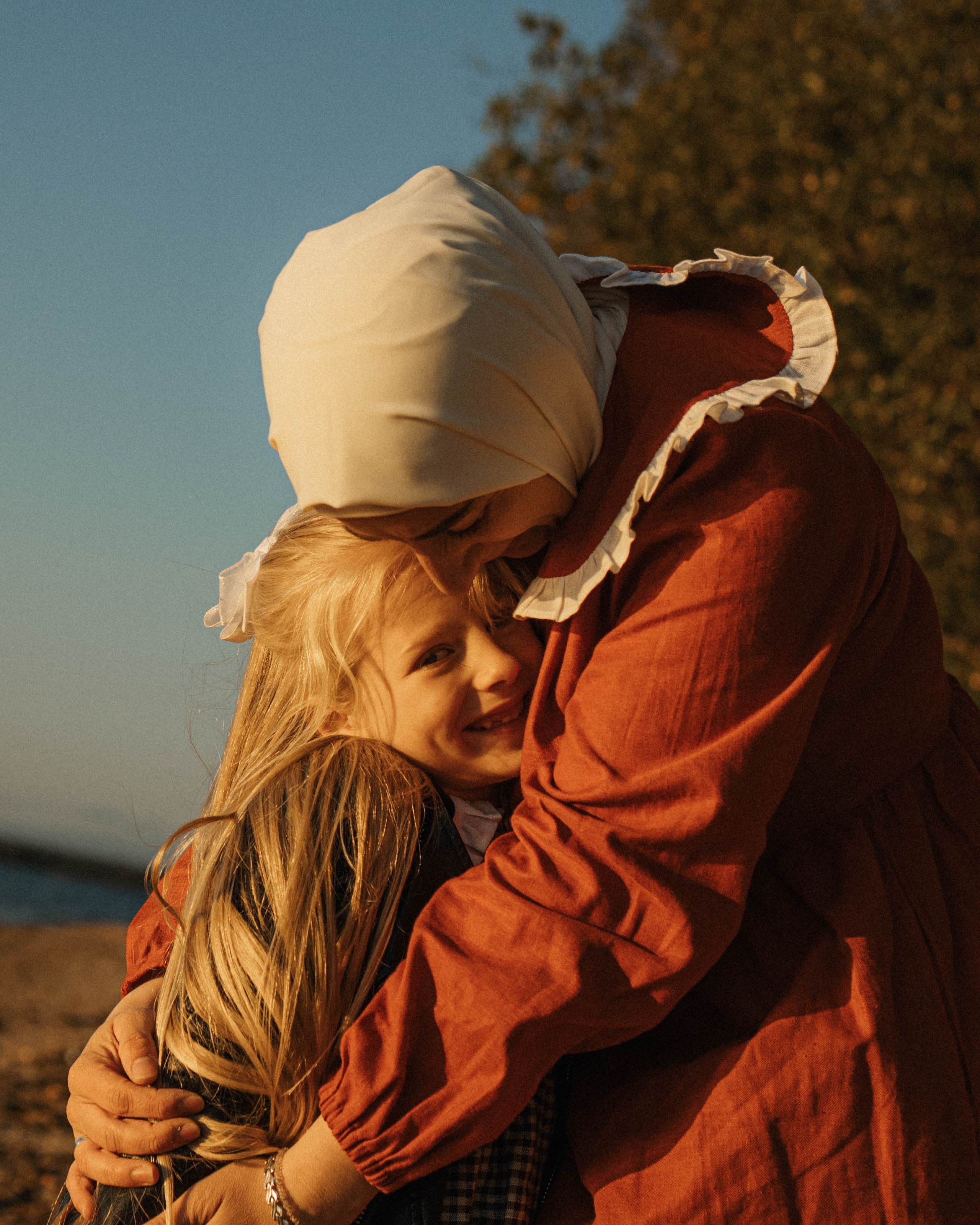 Закатная съемка на берегу реки с Аней. Фотограф Углич и Ярославль Ольга Тятюшкина