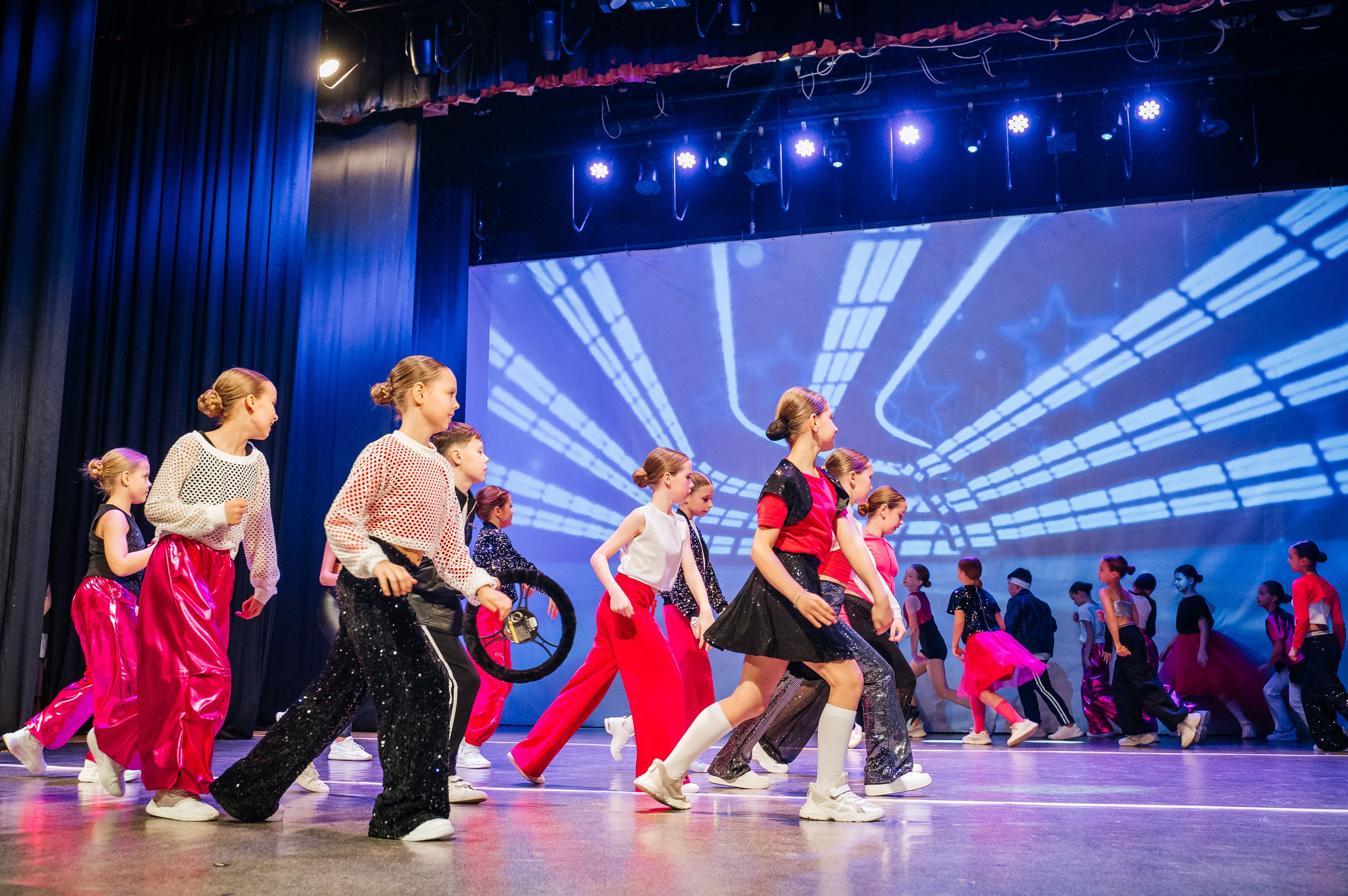 Танцы. Фотограф Елена Рогашкова