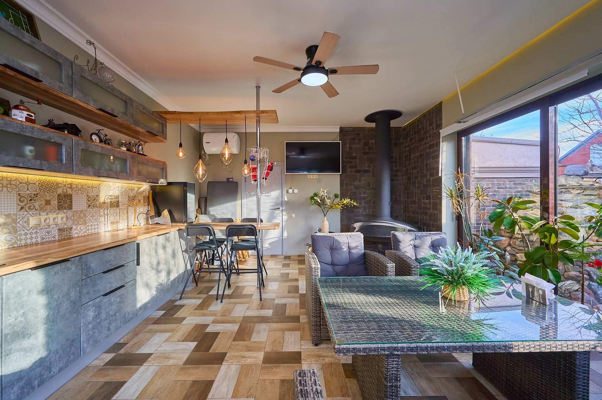 кухня коричневые тонна  фиолетовый диван  панорамные окна 