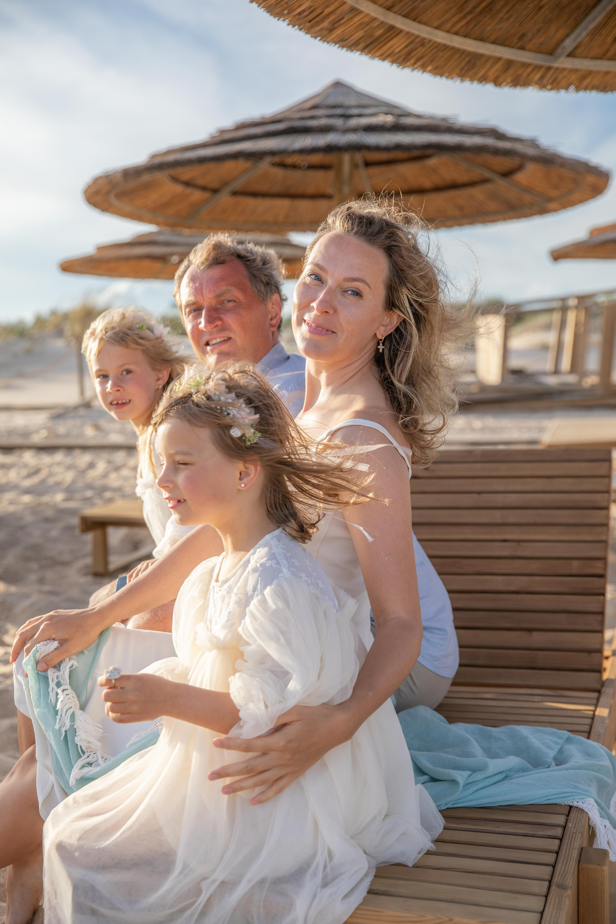 Family on the ocean. Professional Photographer in Portugal. Oksana Lomnova