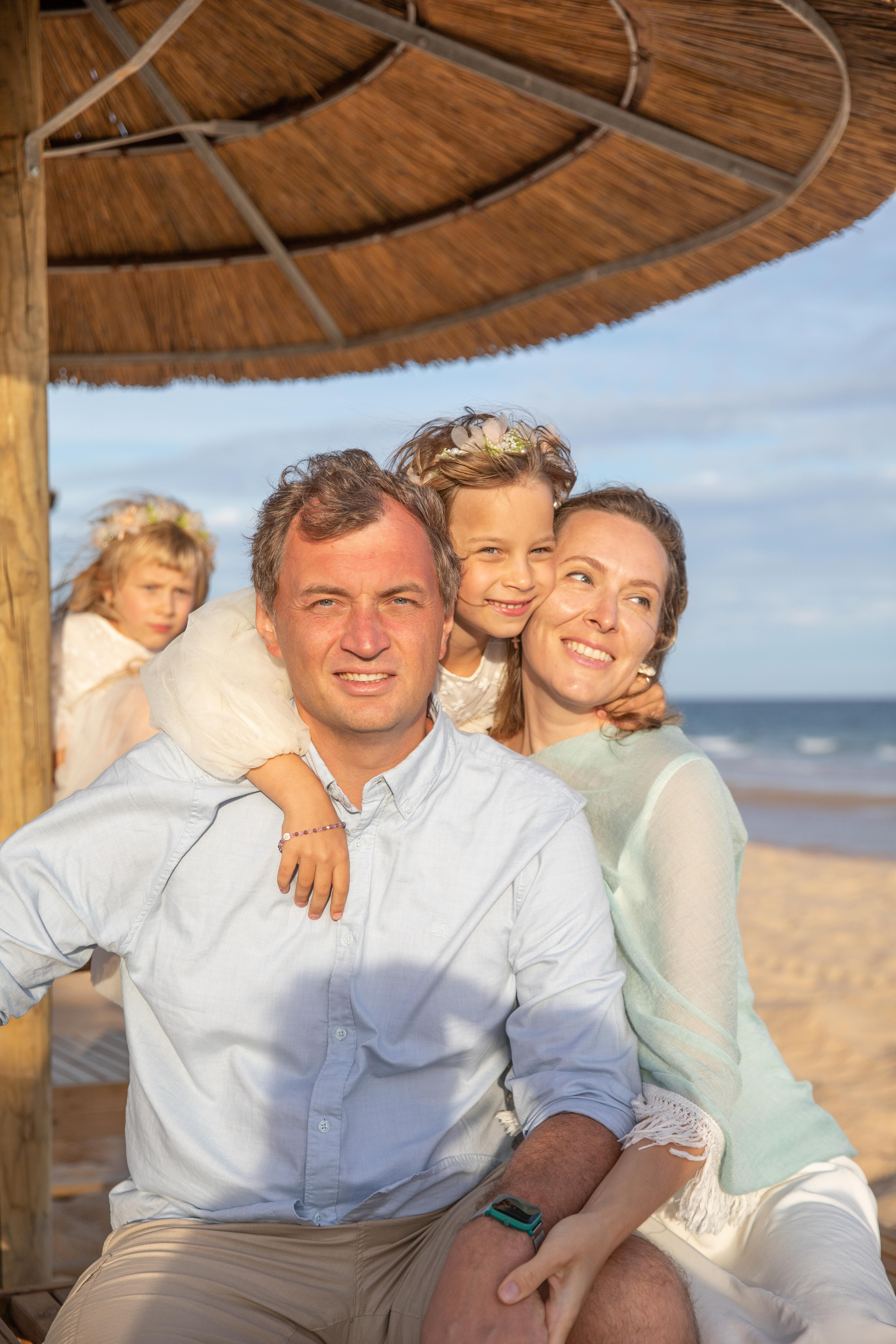 Family on the ocean. Professional Photographer in Portugal. Oksana Lomnova