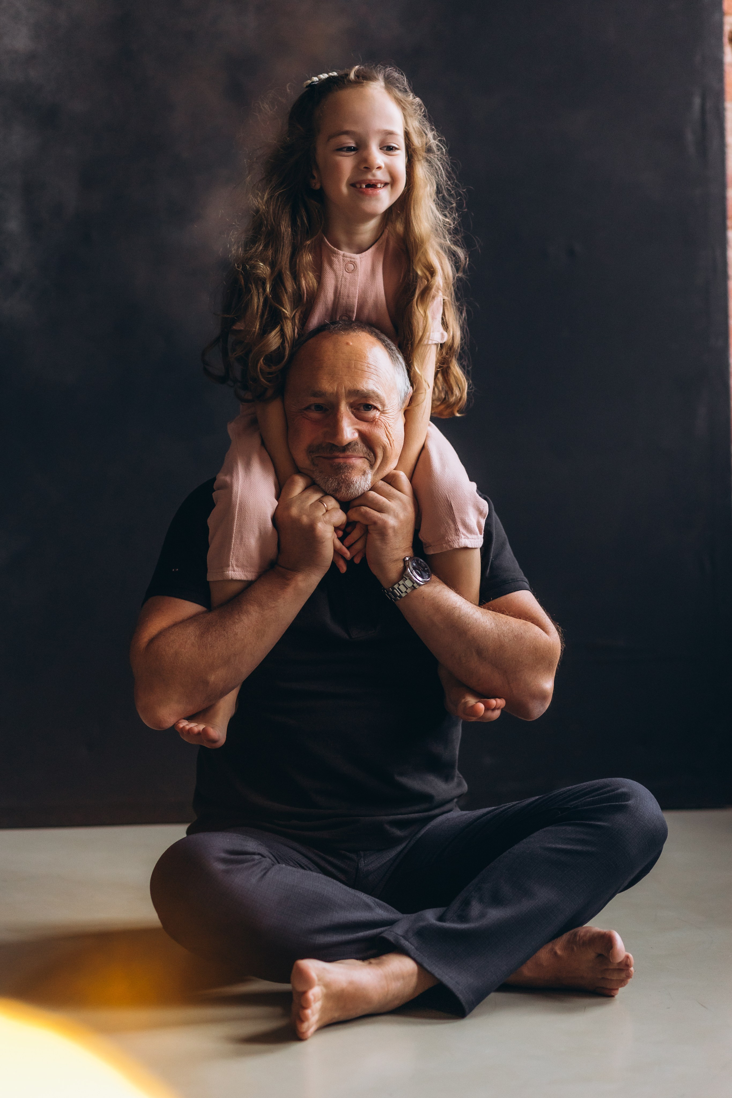 студийные портреты дедушки и внучки