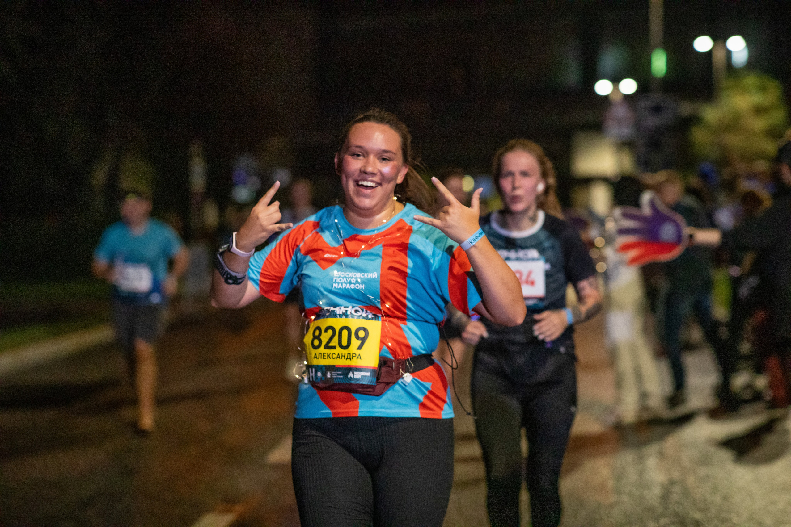 Ночной забег в ленте фотографий бегунов 03.08.24. Фотограф Сергей Ловкий