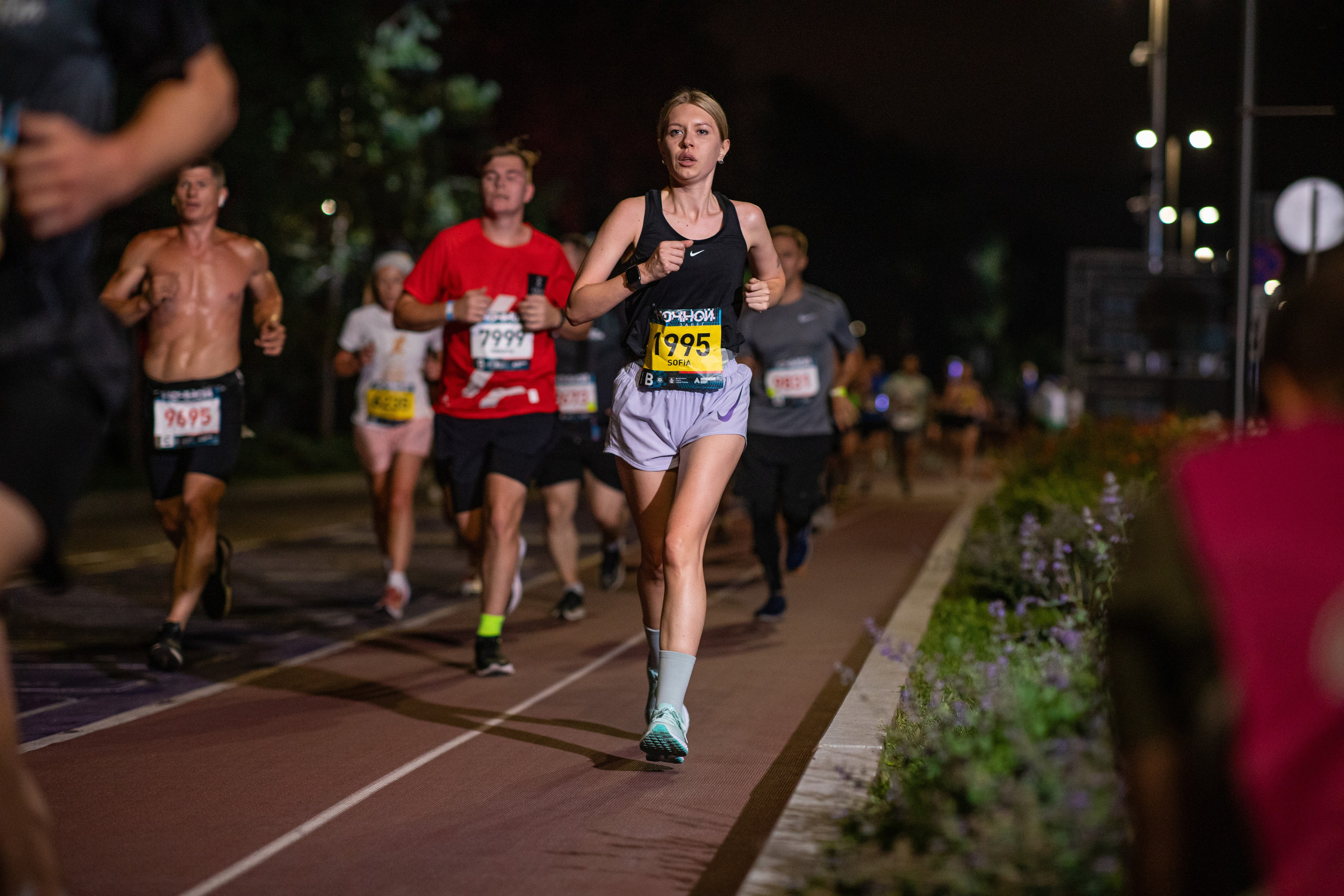 Ночной забег в ленте фотографий бегунов 03.08.24. Фотограф Сергей Ловкий