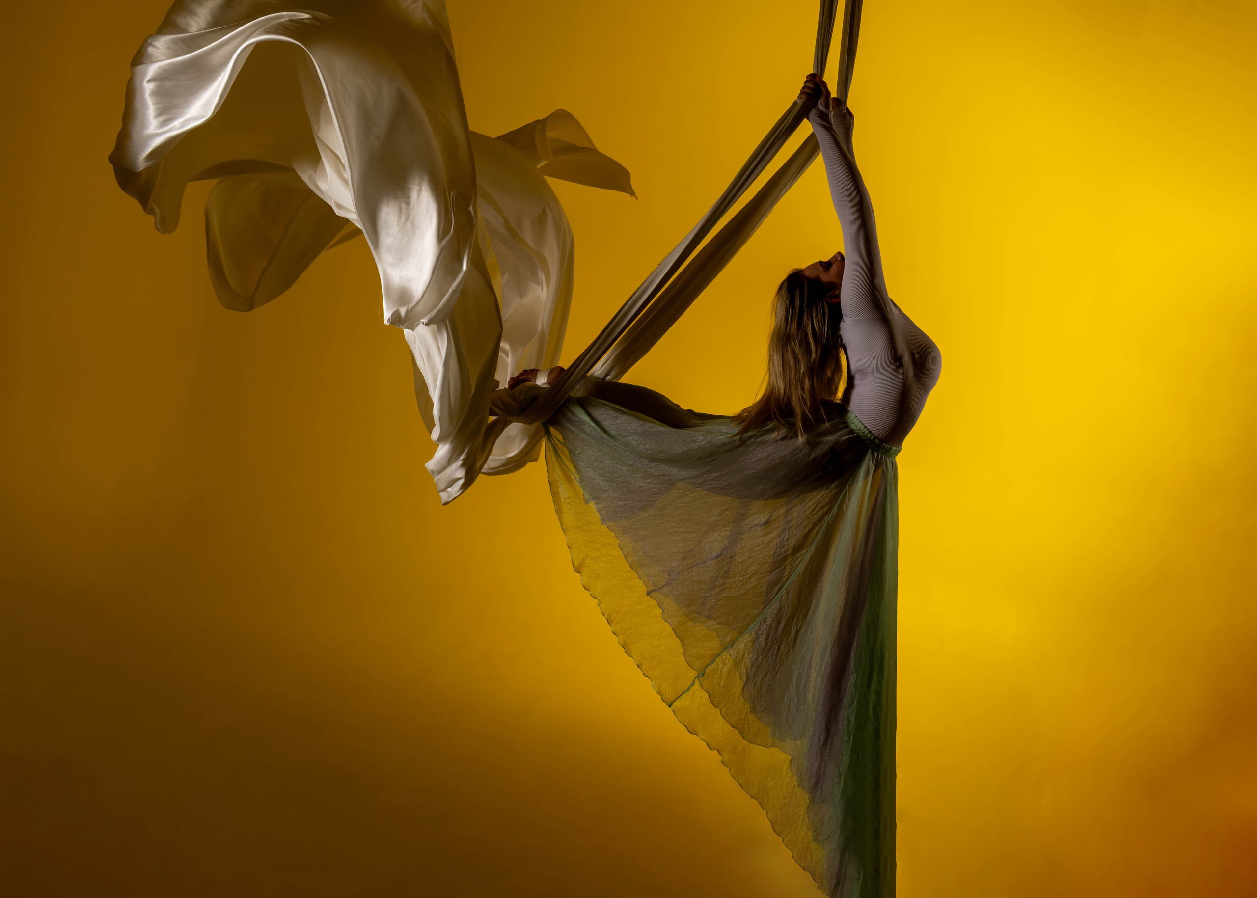 Художественная фотосессия воздушных гимнастов в зале фотостудии