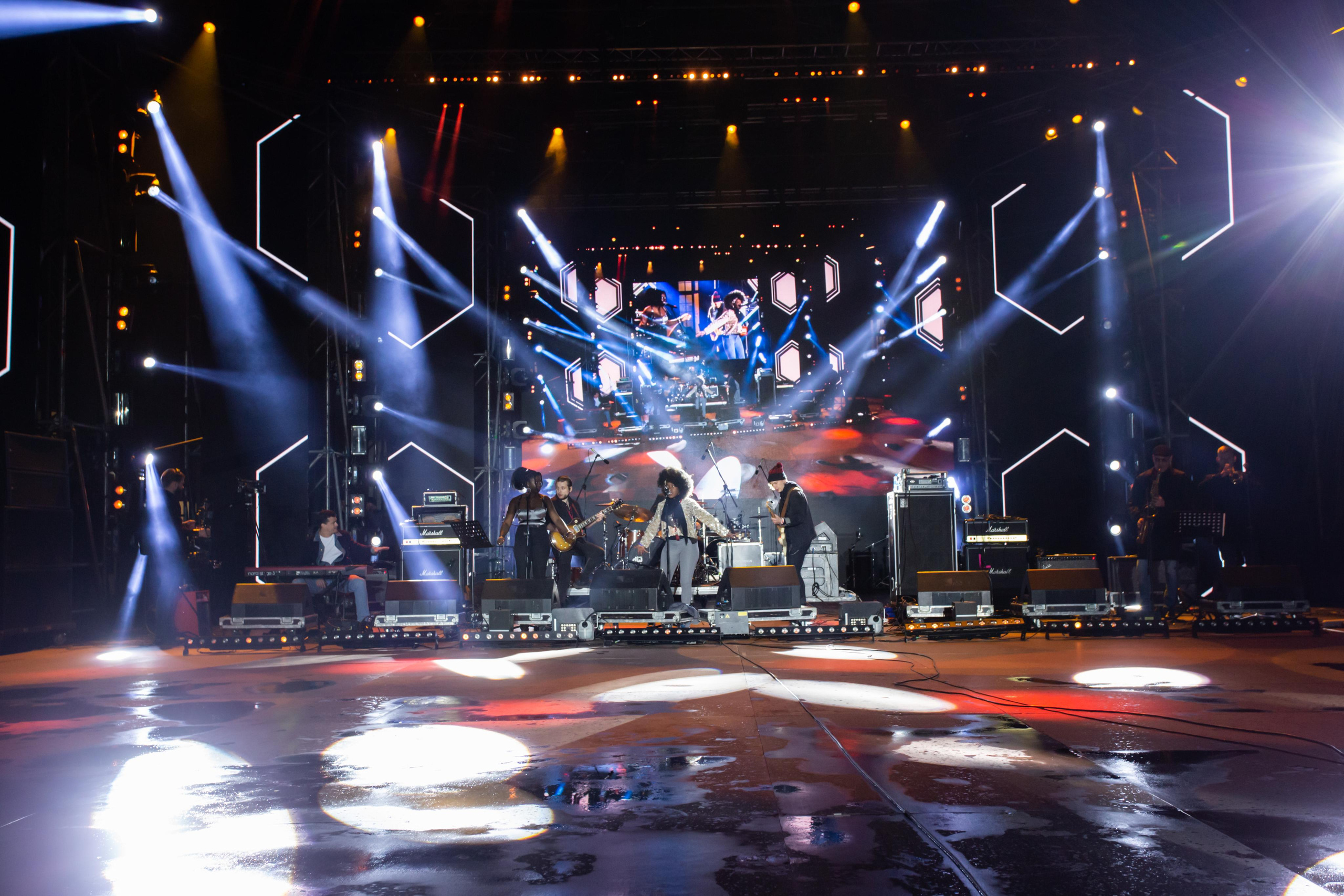 Karmen Moxi & Second Frenzy