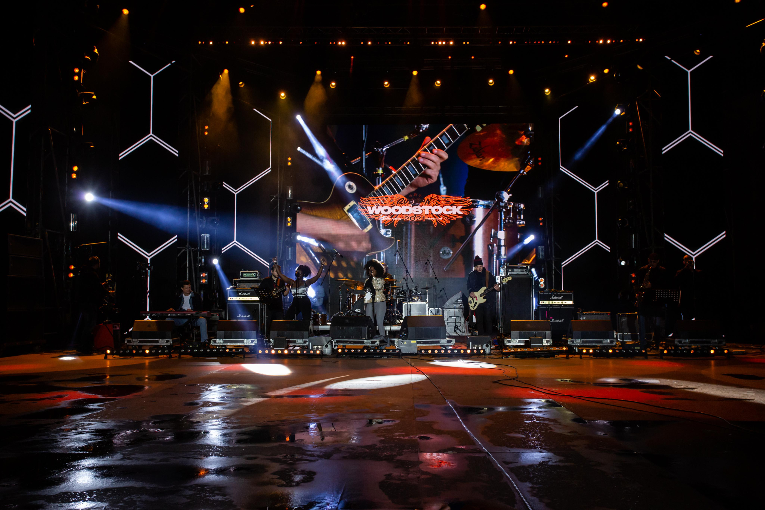 Karmen Moxi & Second Frenzy