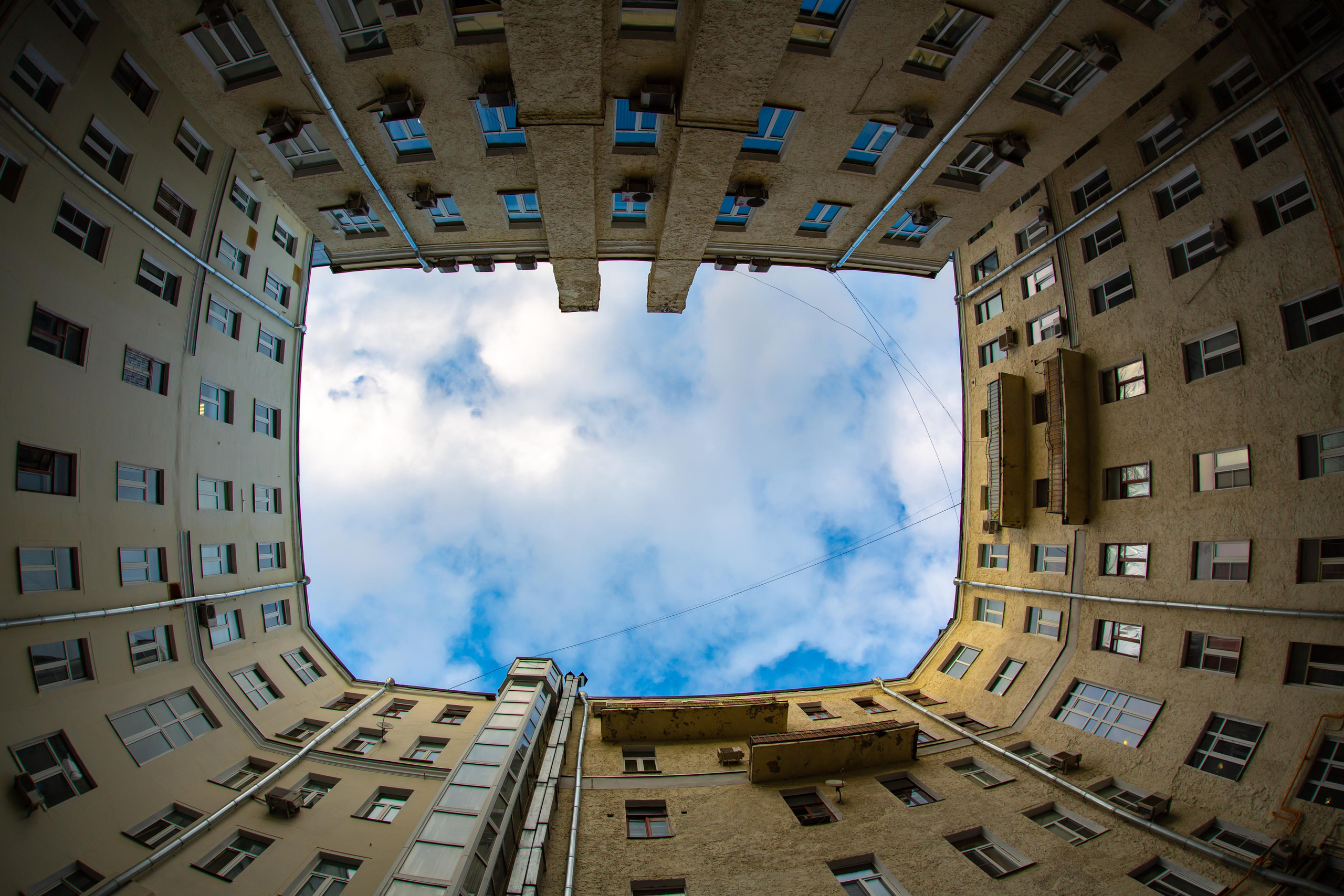 Двор-колодец на Малой Лубянке в Москве