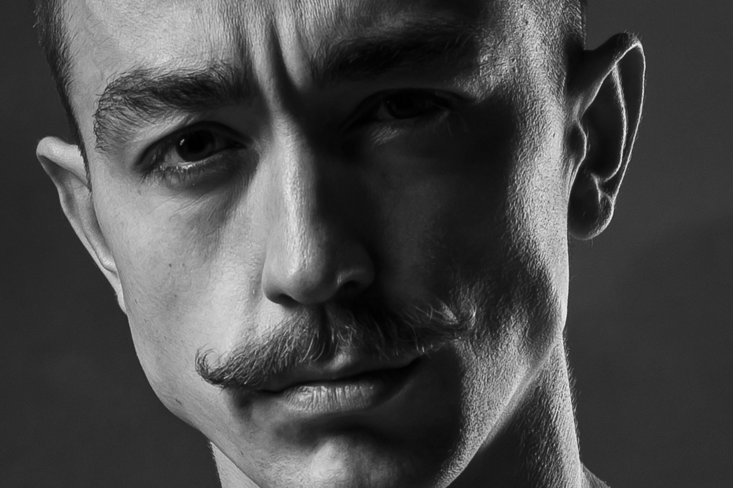 Мужской ЧБ портрет. Свадебный и репортажный фотограф в Москве и Московской области