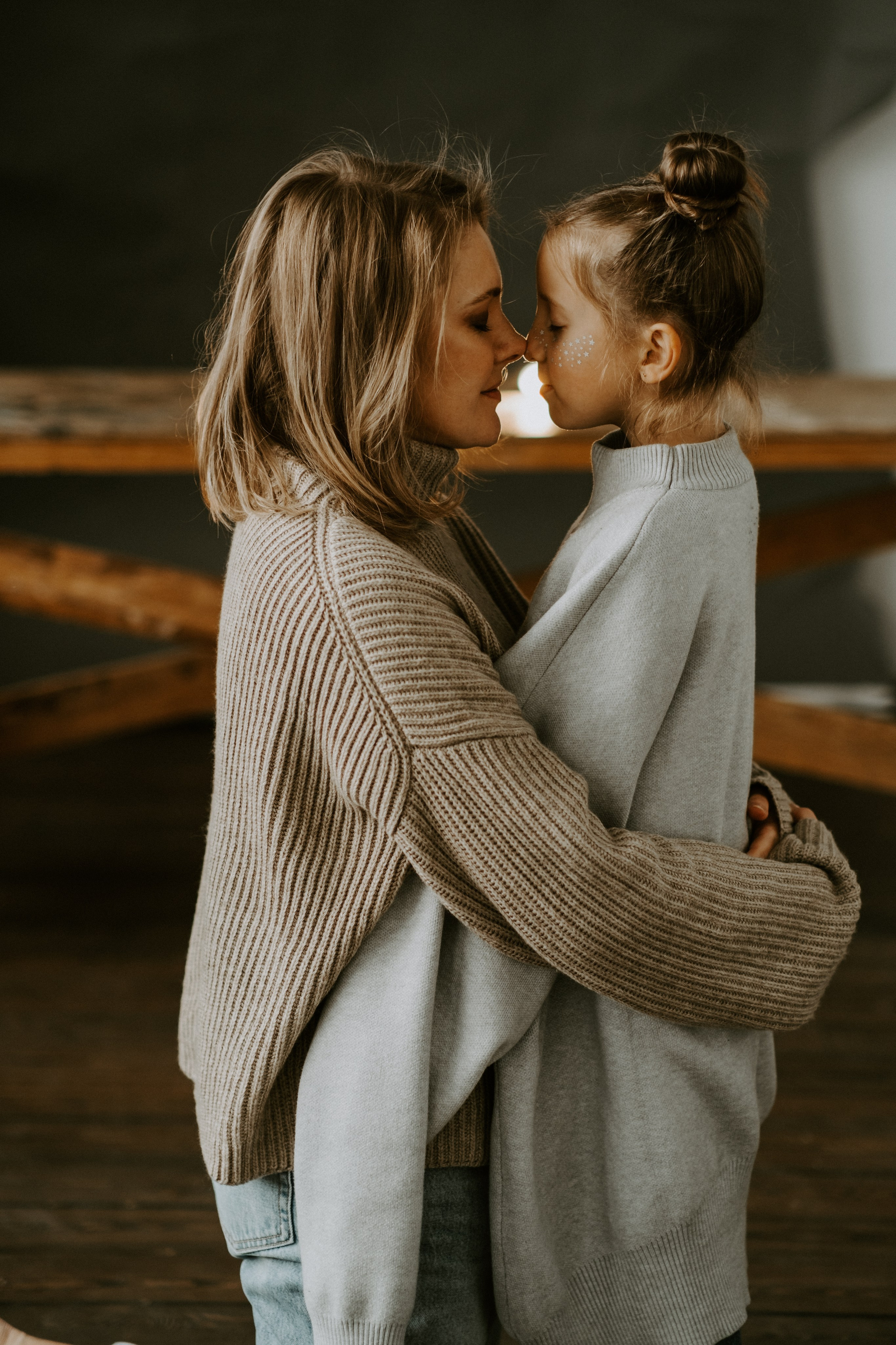 Фотосессия мамы и дочки в стиле минимализм лайфстайл