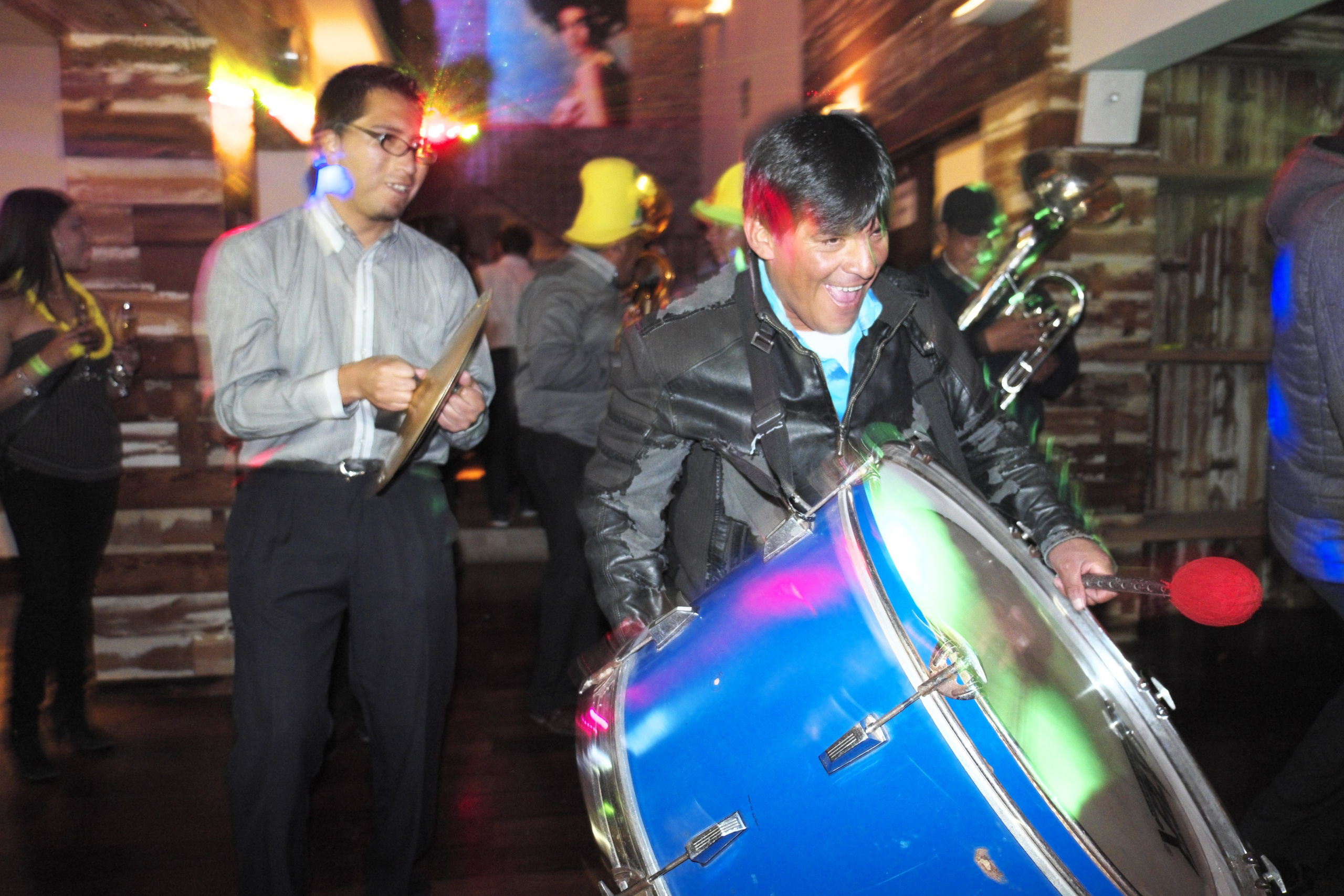 УЛИЦЫ. ПОБУДЬ ЗДЕСЬ И ЦЕЛЕЕ БУДЕТ ЭТОТ МИР