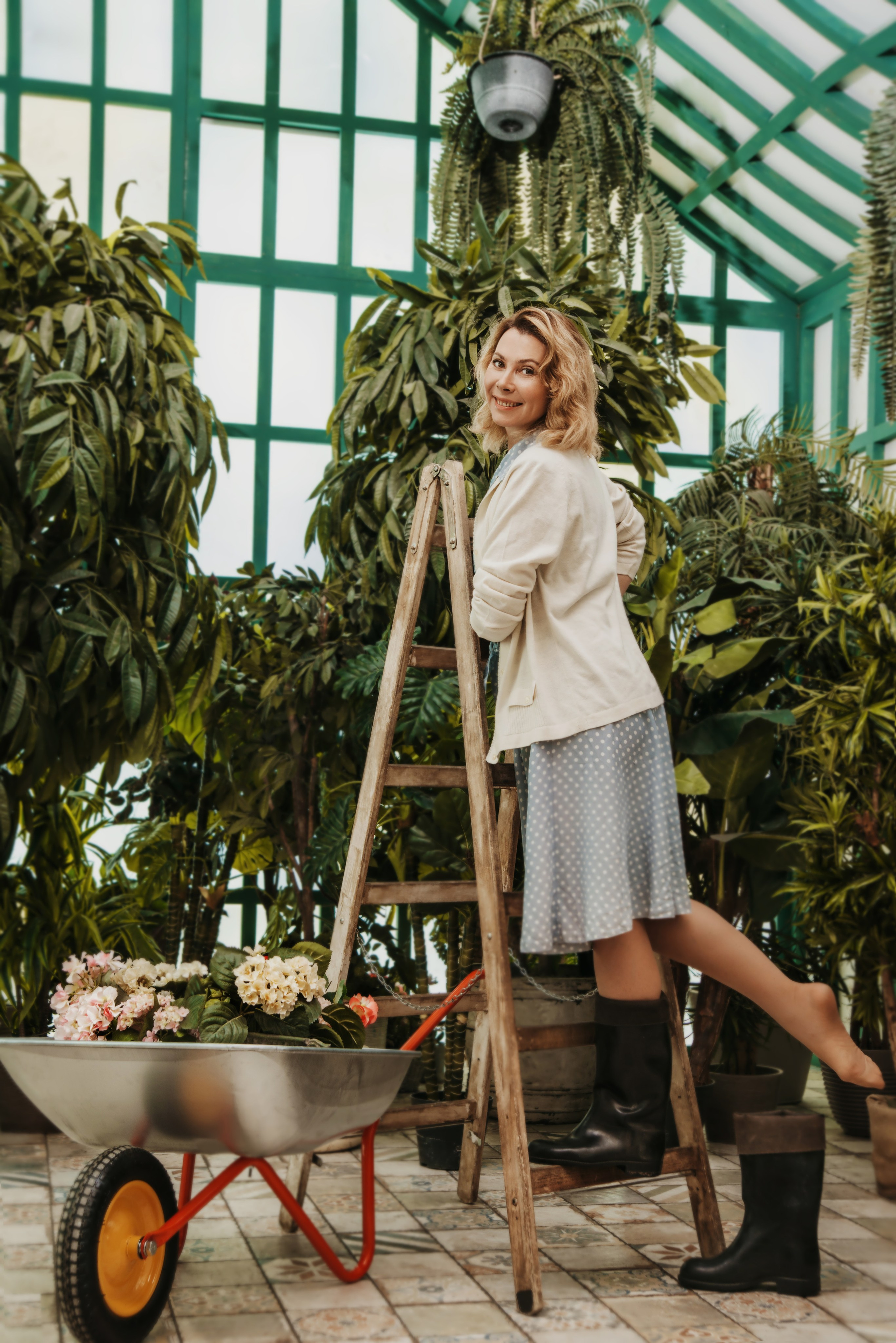 French chic style фотосессия блондинки в саду