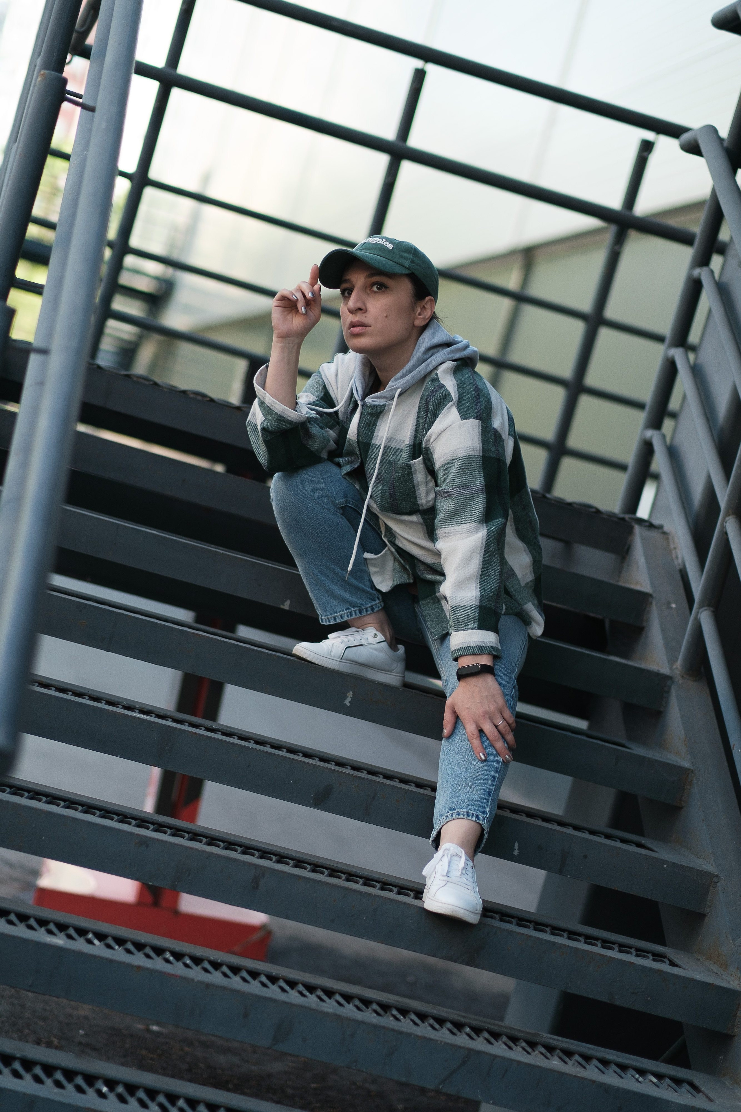 Зита Легоева фотосессия в Сокольниках, сидит на лестнице