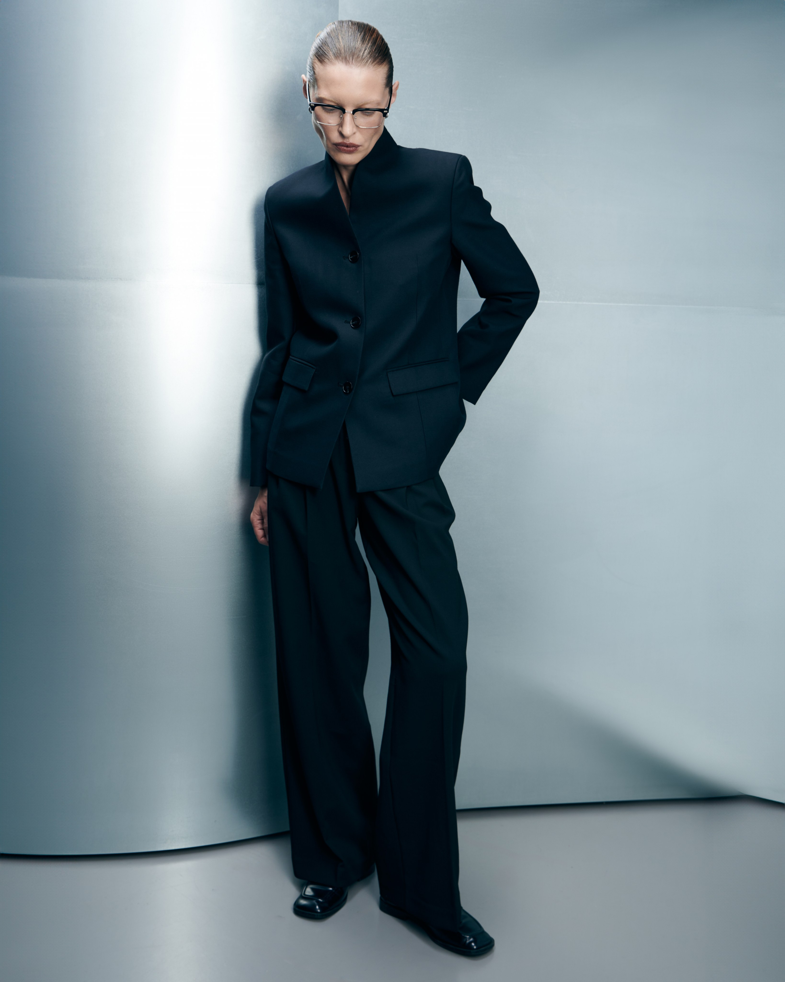 Снимаю одежду и аксессуары для молодых брендов и дизайнеров. Студийные лукбуки, каталожные съёмки, фоны, свет и атмосфера — всё под концепцию проекта. Помогаю выстроить грамотный сетап, понимаю стилистику и задачу. Также работаю гафером — знаю, как выжать максимум из света.