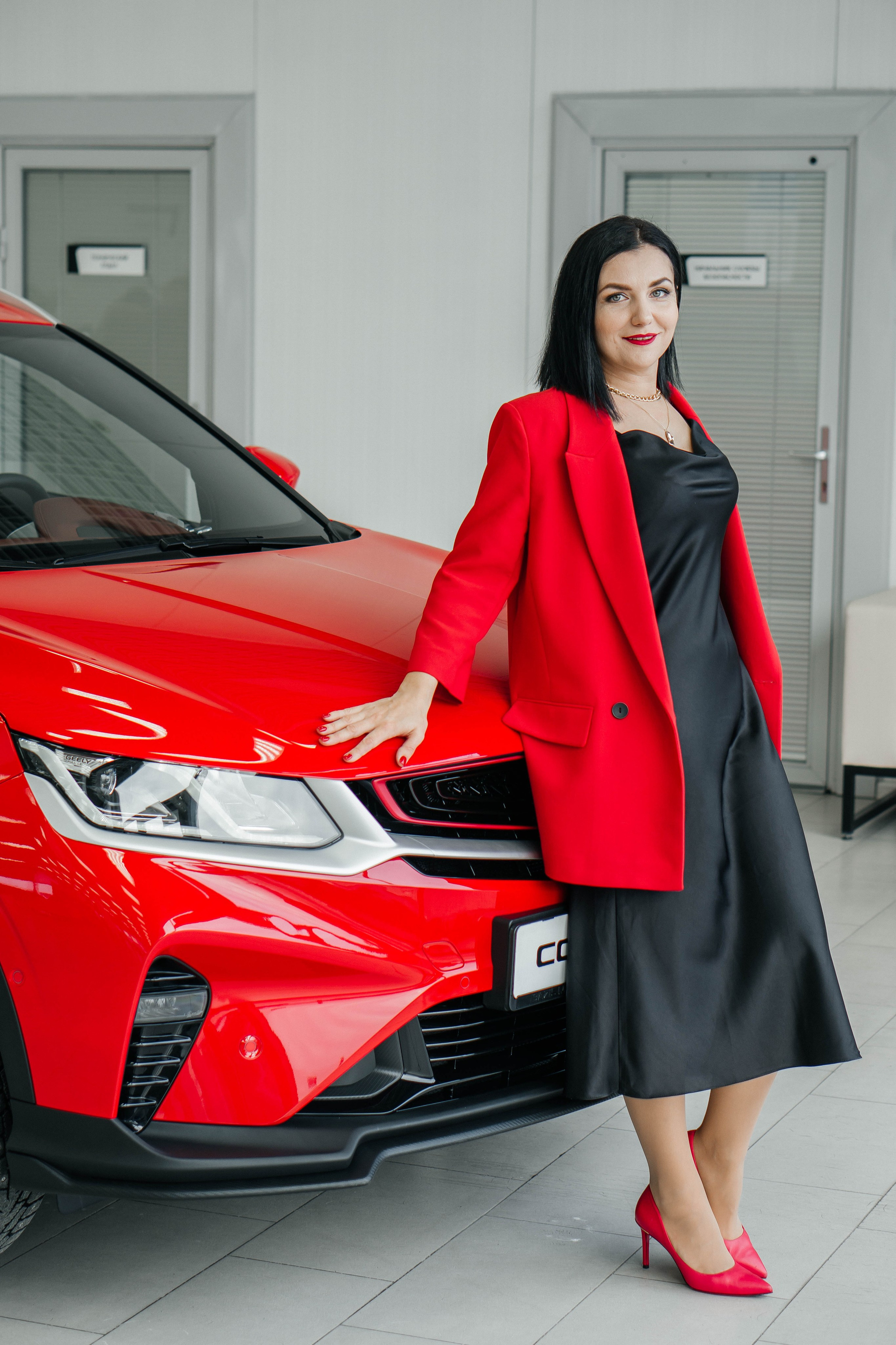 В автосалоне. Получение ключей от автомобиля. Женский, семейный и детский фотограф в Тюмени Диана Осипова