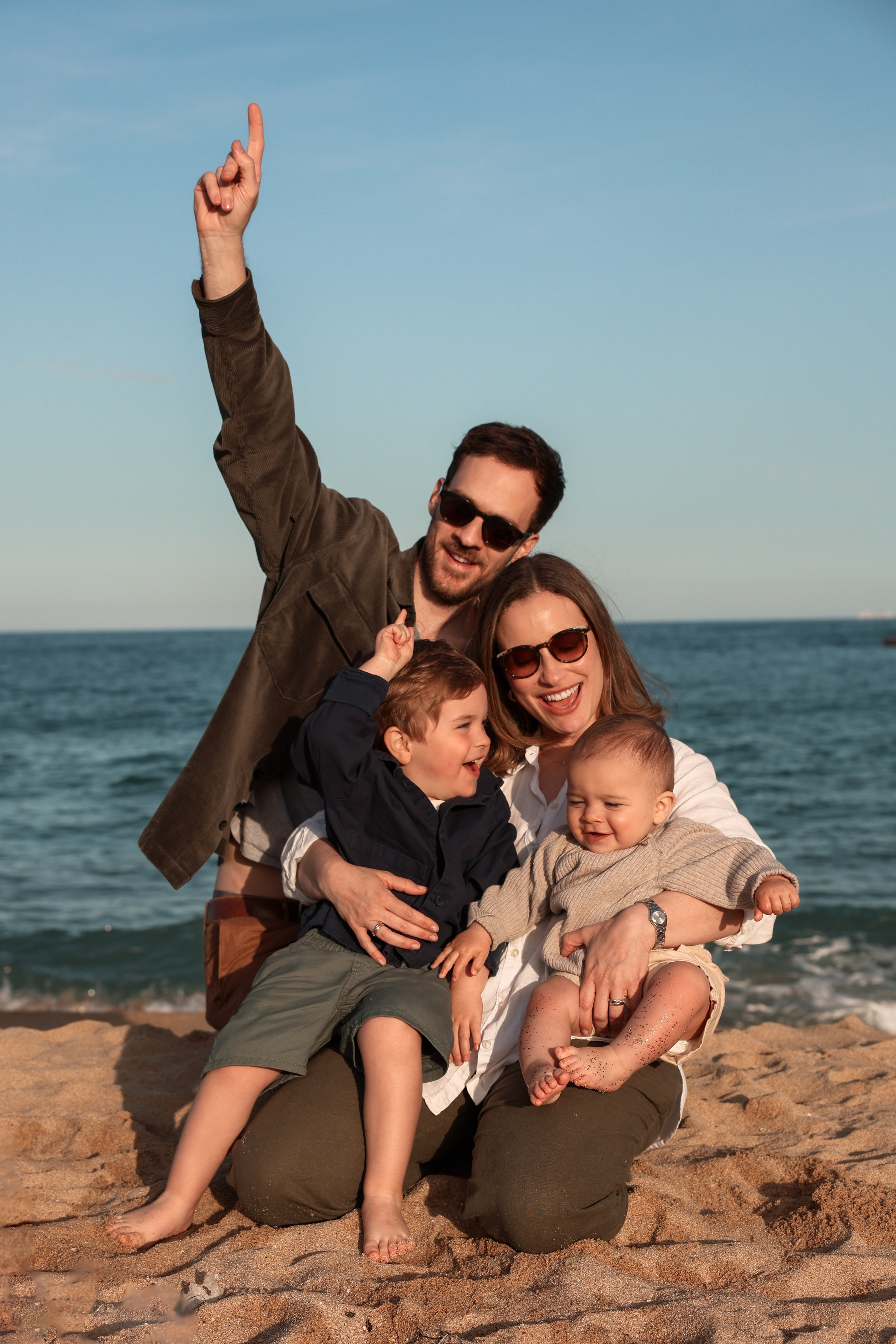Family pizza at the sea. Natalia Zhuravleva|family, newborn, maternity photographer in Barcelona