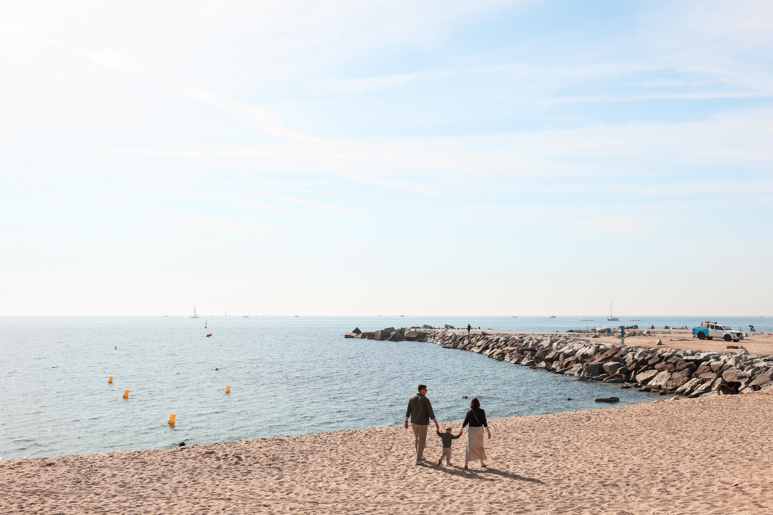 Seashore with a toddler. Natalia Zhuravleva|family, newborn, maternity photographer in Barcelona