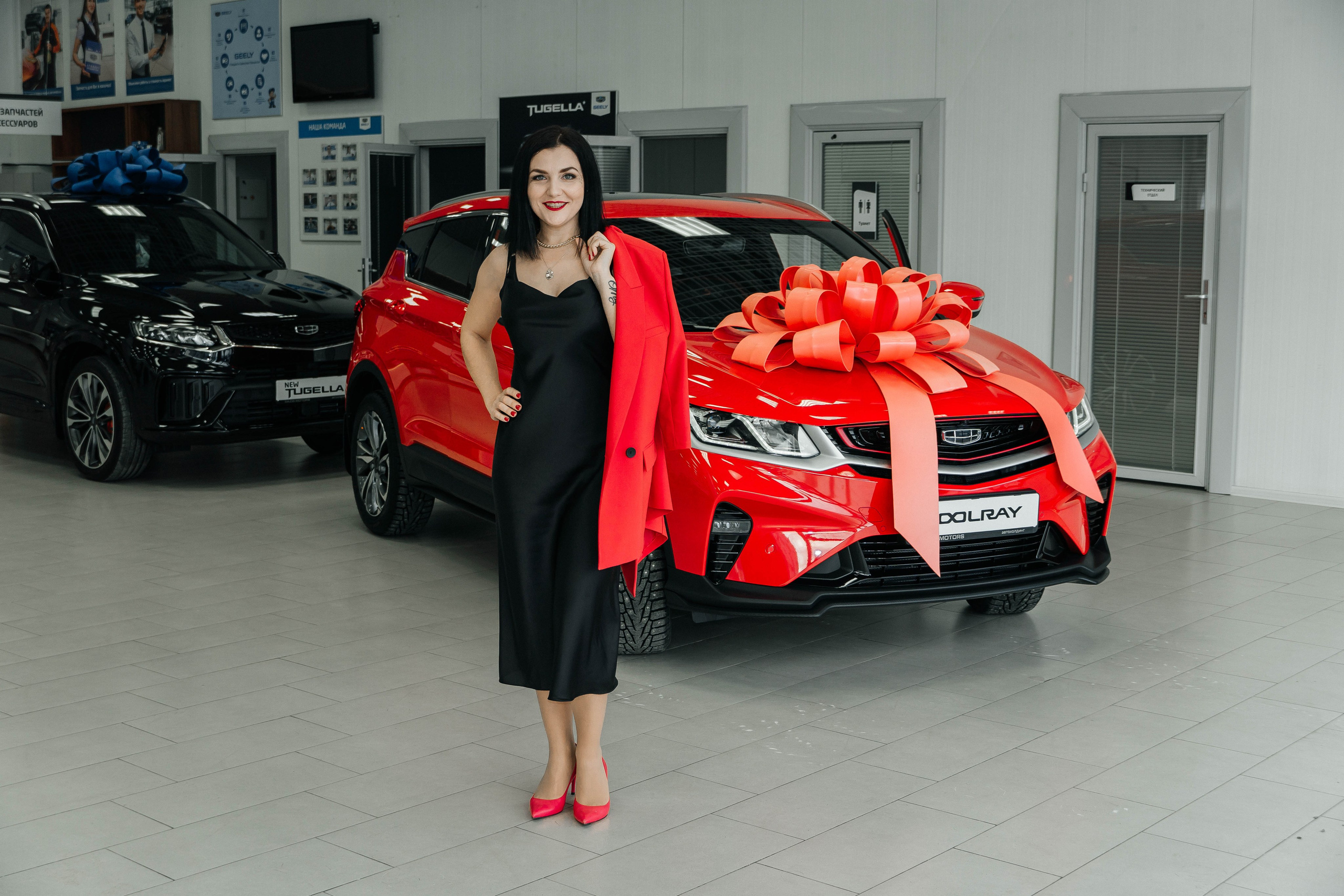 В автосалоне. Получение ключей от автомобиля. Женский, семейный и детский фотограф в Тюмени Диана Осипова