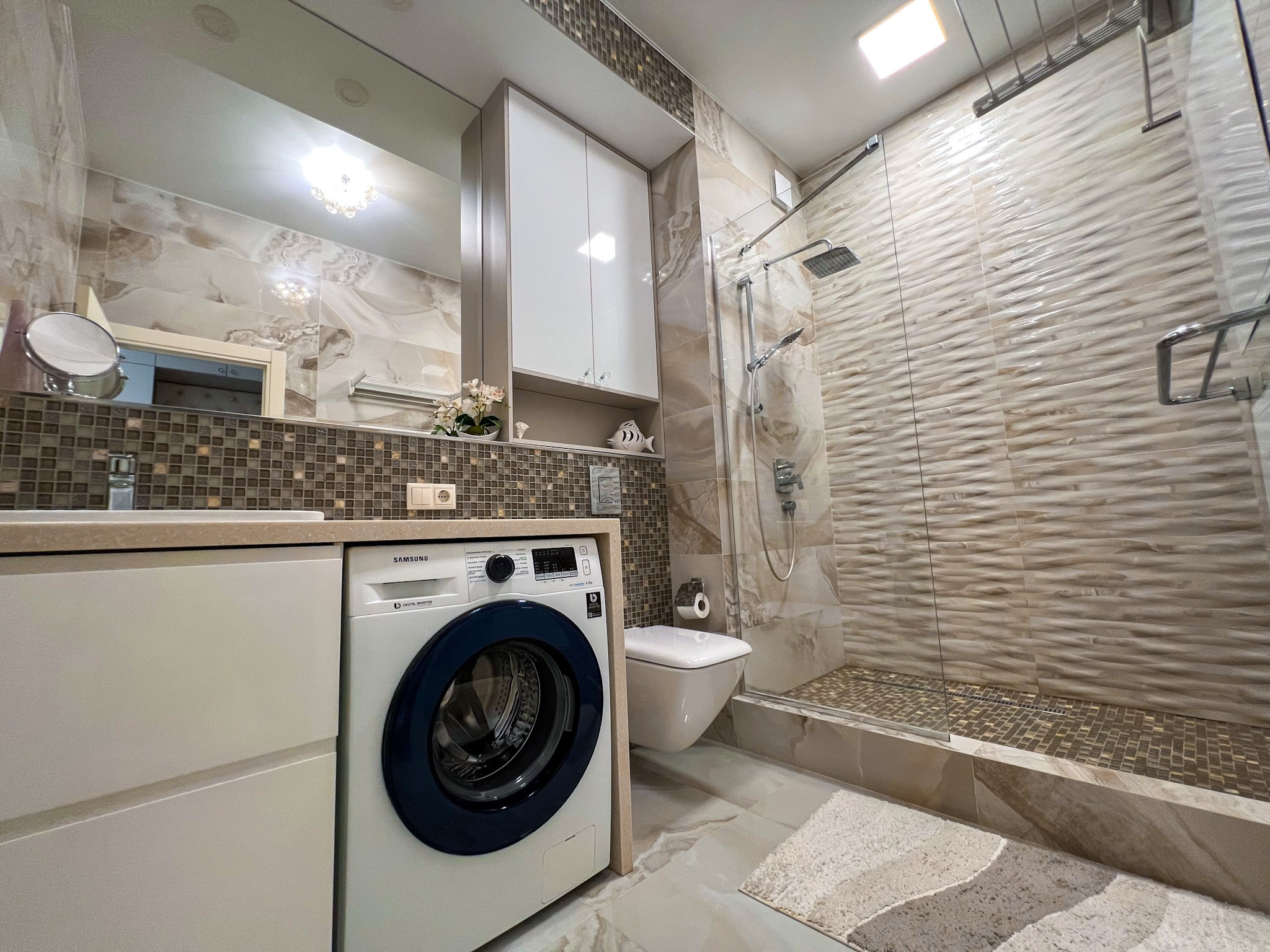 Просторная 2-комнатная квартира с дизайнерским ремонтом и видом на море!. Квартиры посуточно, длительно в Сочи, LARA APART GROUP