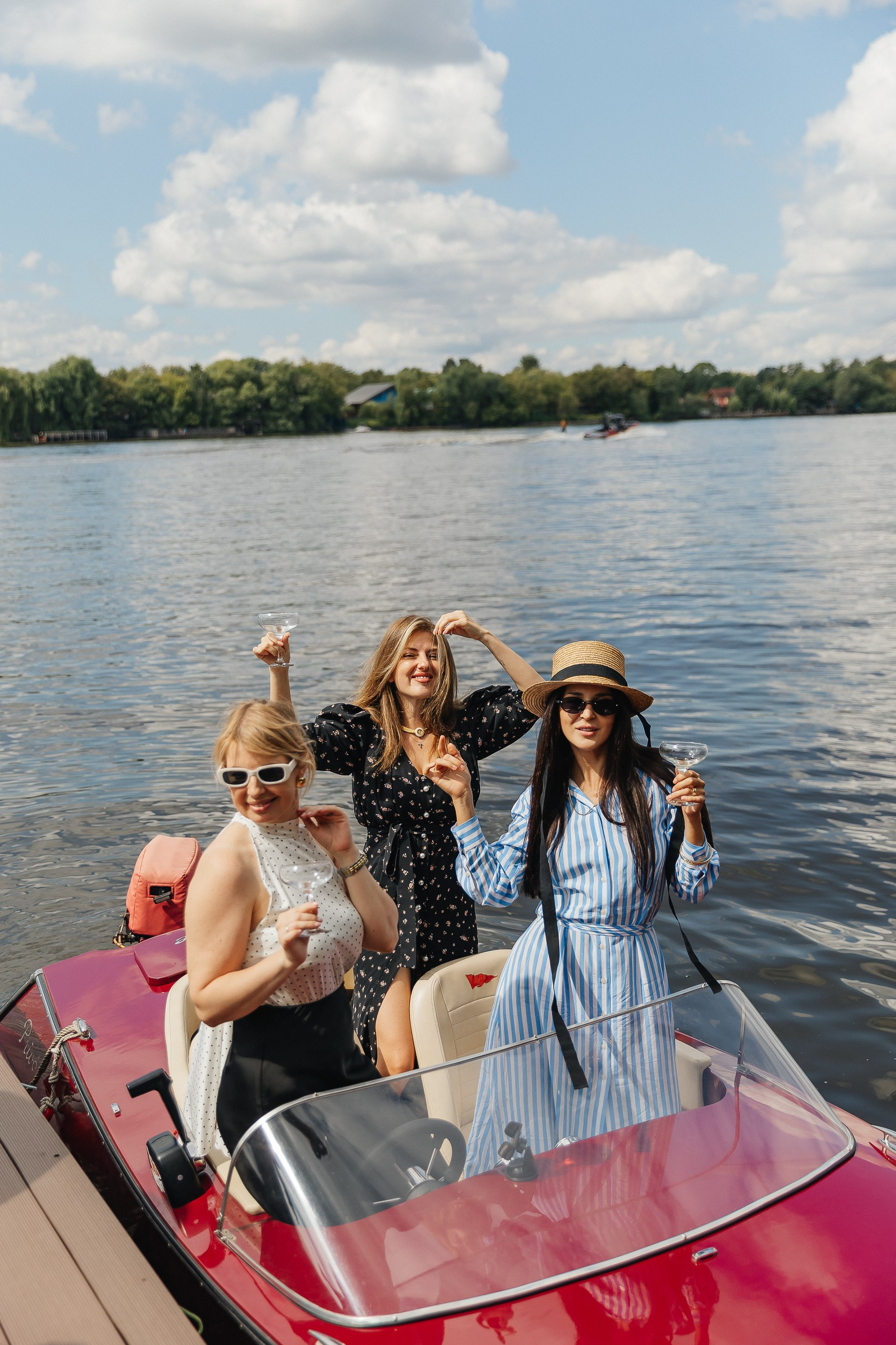 девичник на ретро катерах, ретрокатер, фотограф на девичник, прогулка на яхте, фотосессия на катере, ретро-катер, катер в москве