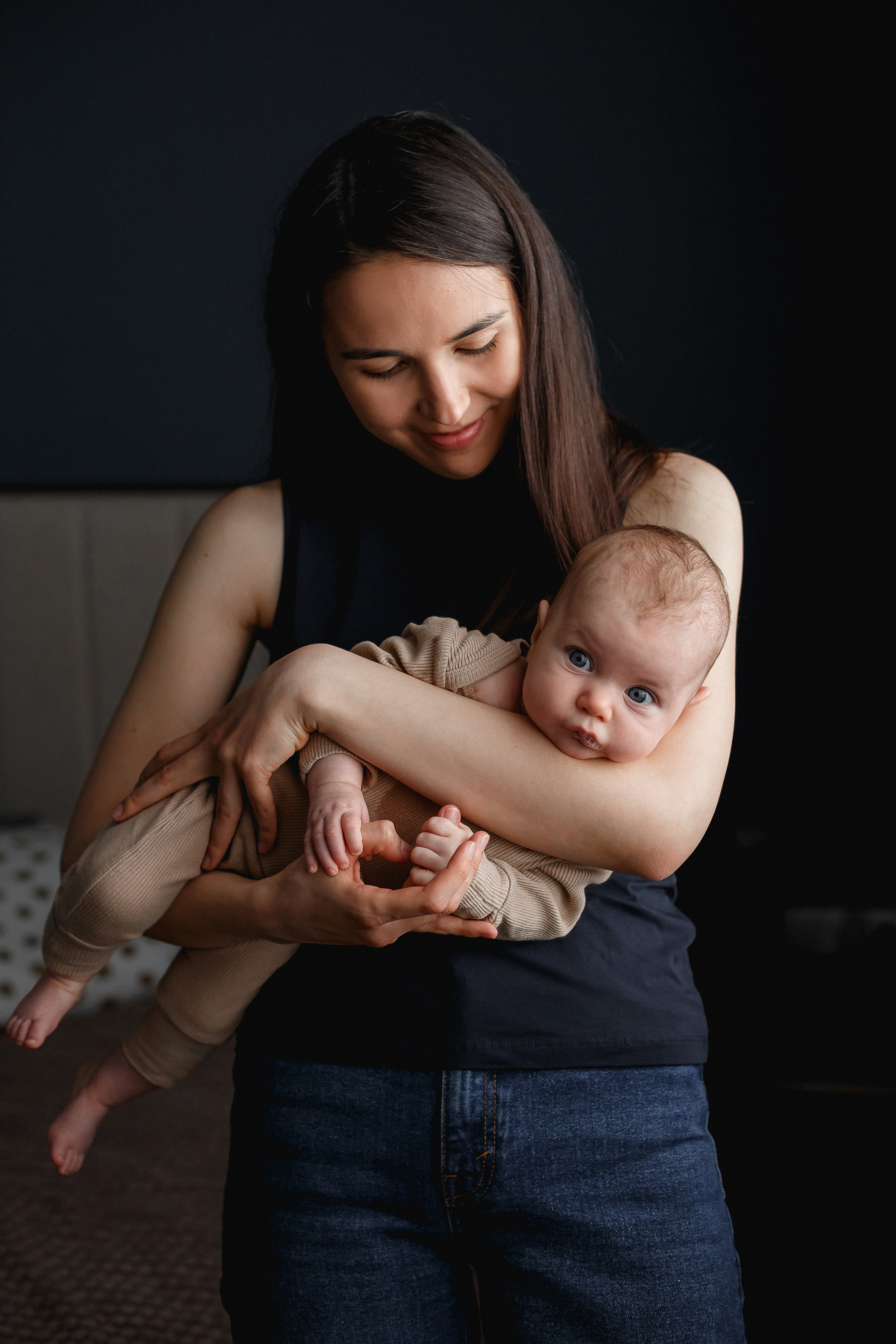 Малышка Катя, родители и бабушка. Домашняя съёмка. Фотограф в Москве Базанова Дарья