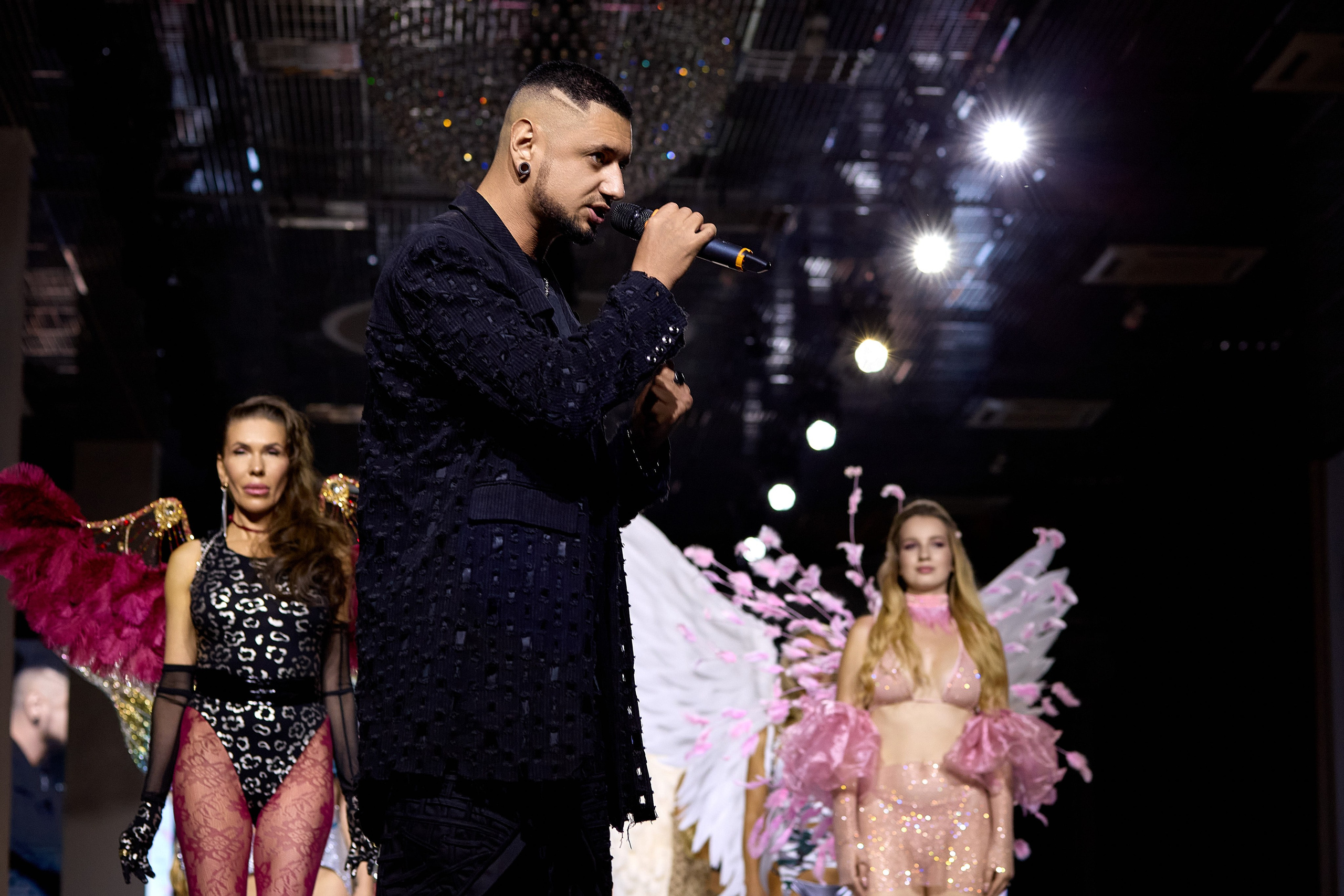 Показ в стиле Victoria's Secret | Ювелирная неделя моды «Эстет»