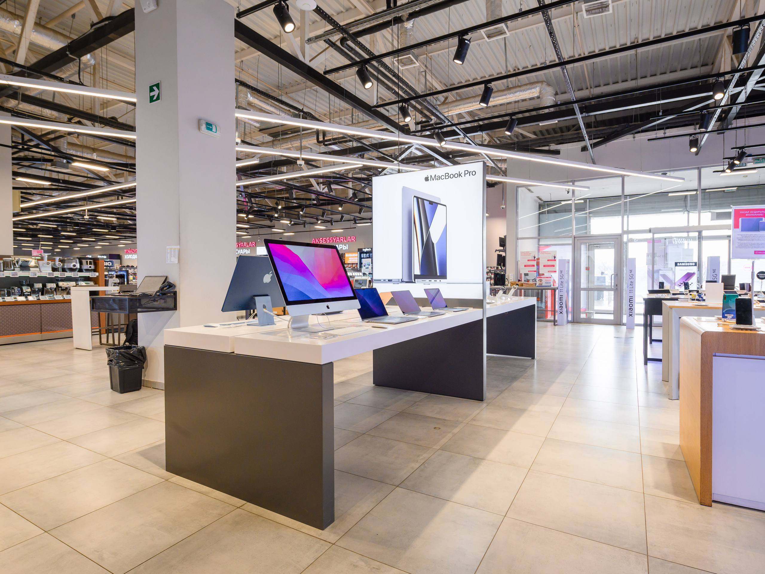 Витрины с техникой Apple. Интерьерный и репортажный фотограф в Алматы