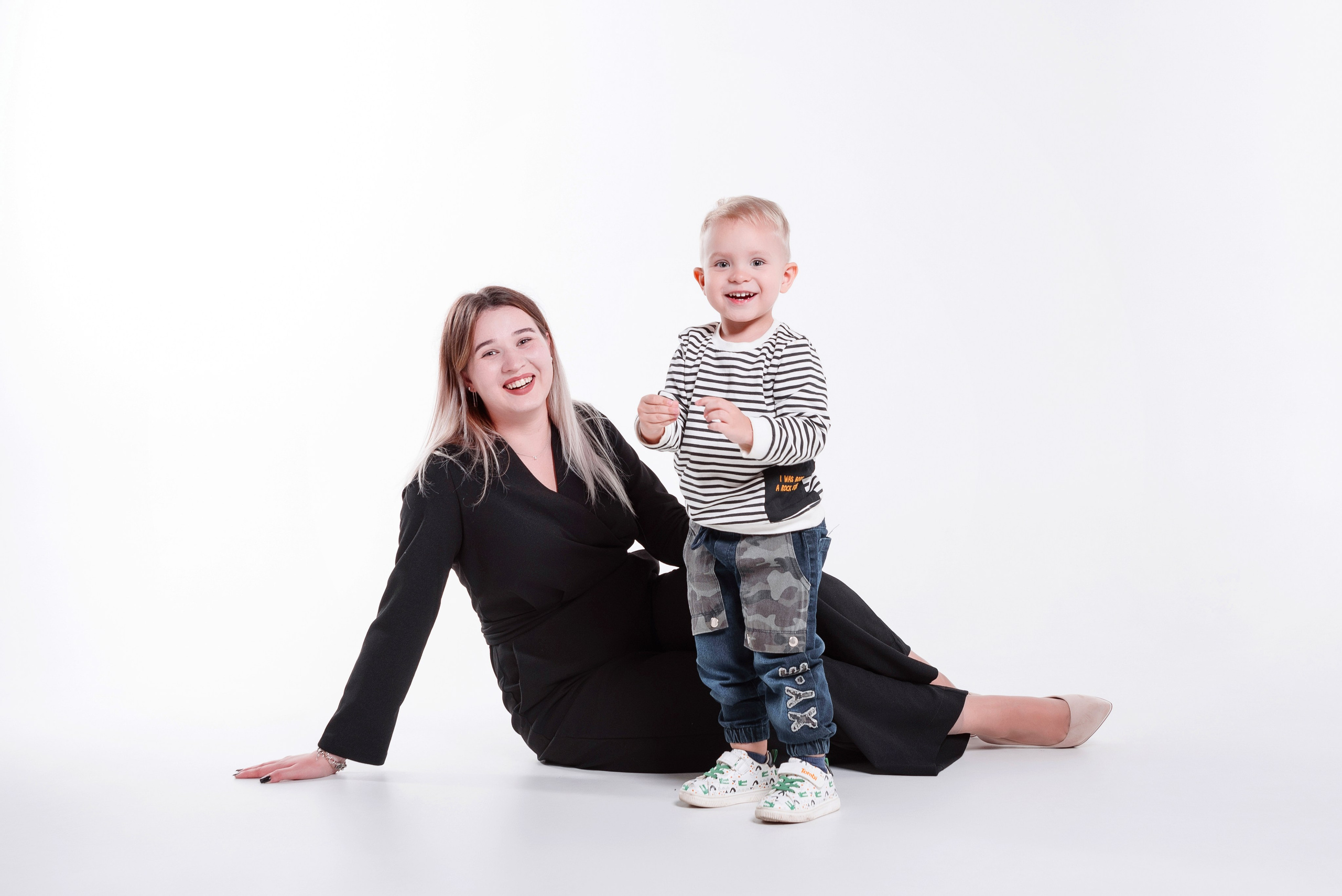 Мама с ребёнком. Студийная фотосессия на циклораме, на белом фоне. Сочи