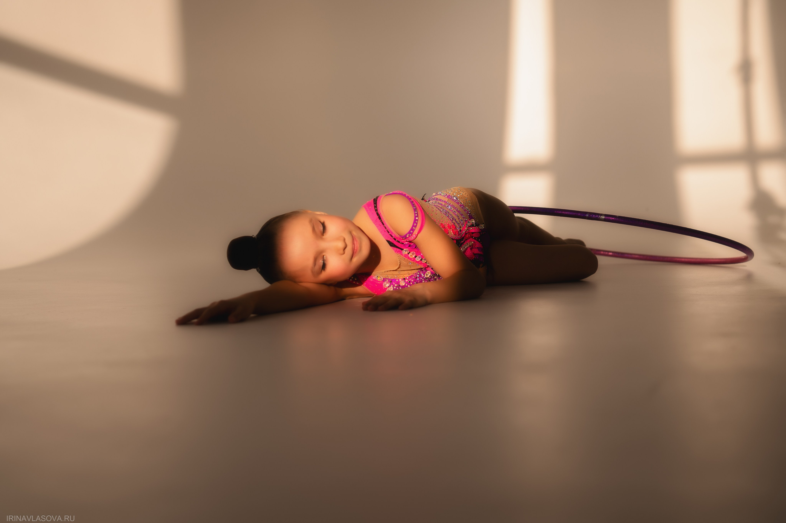 красивое фото гимнастки с обручем