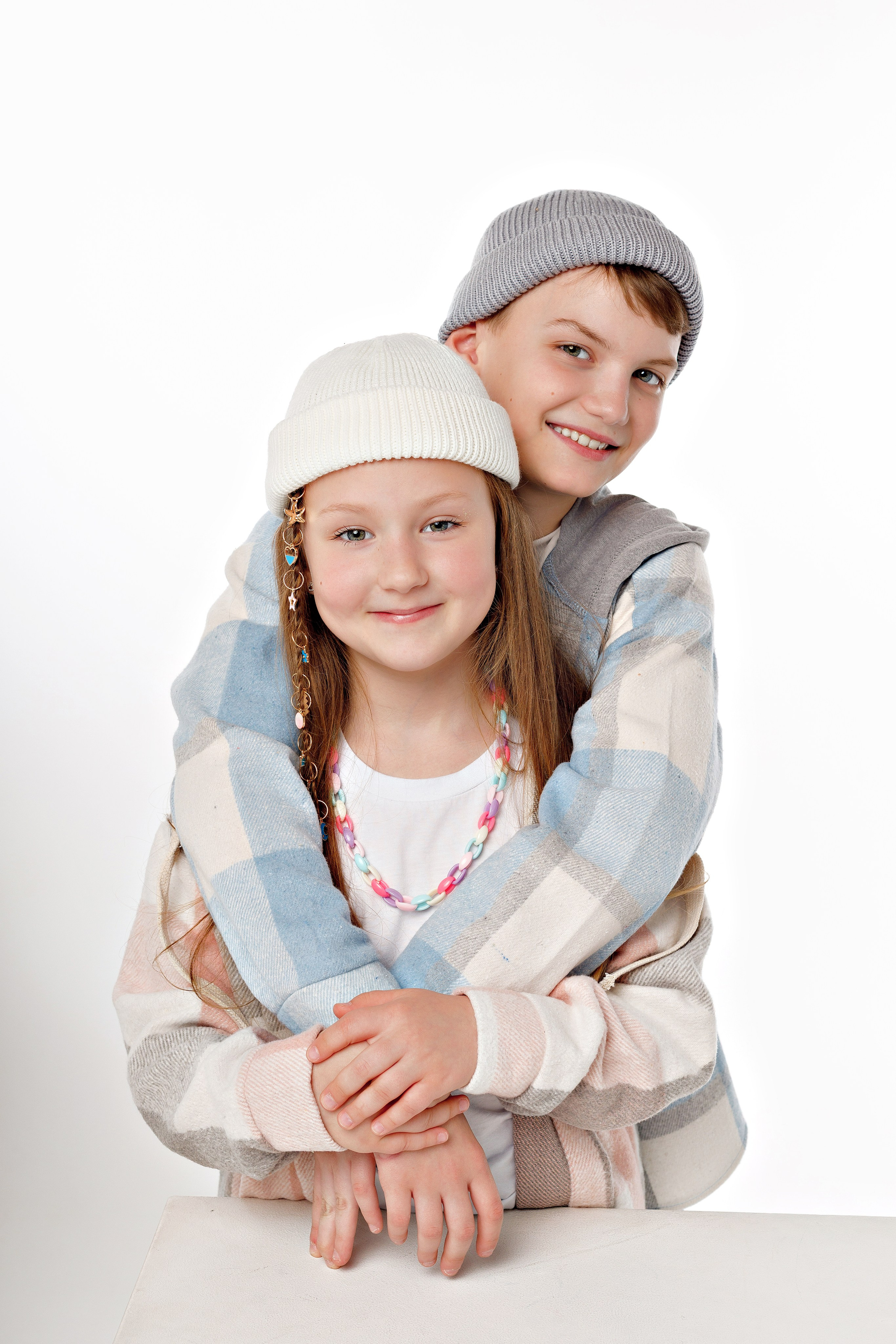 Фотосессия брата и сестры в Сочи от стильного детского фотографа Сочи. Детский студийный фотограф Сочи