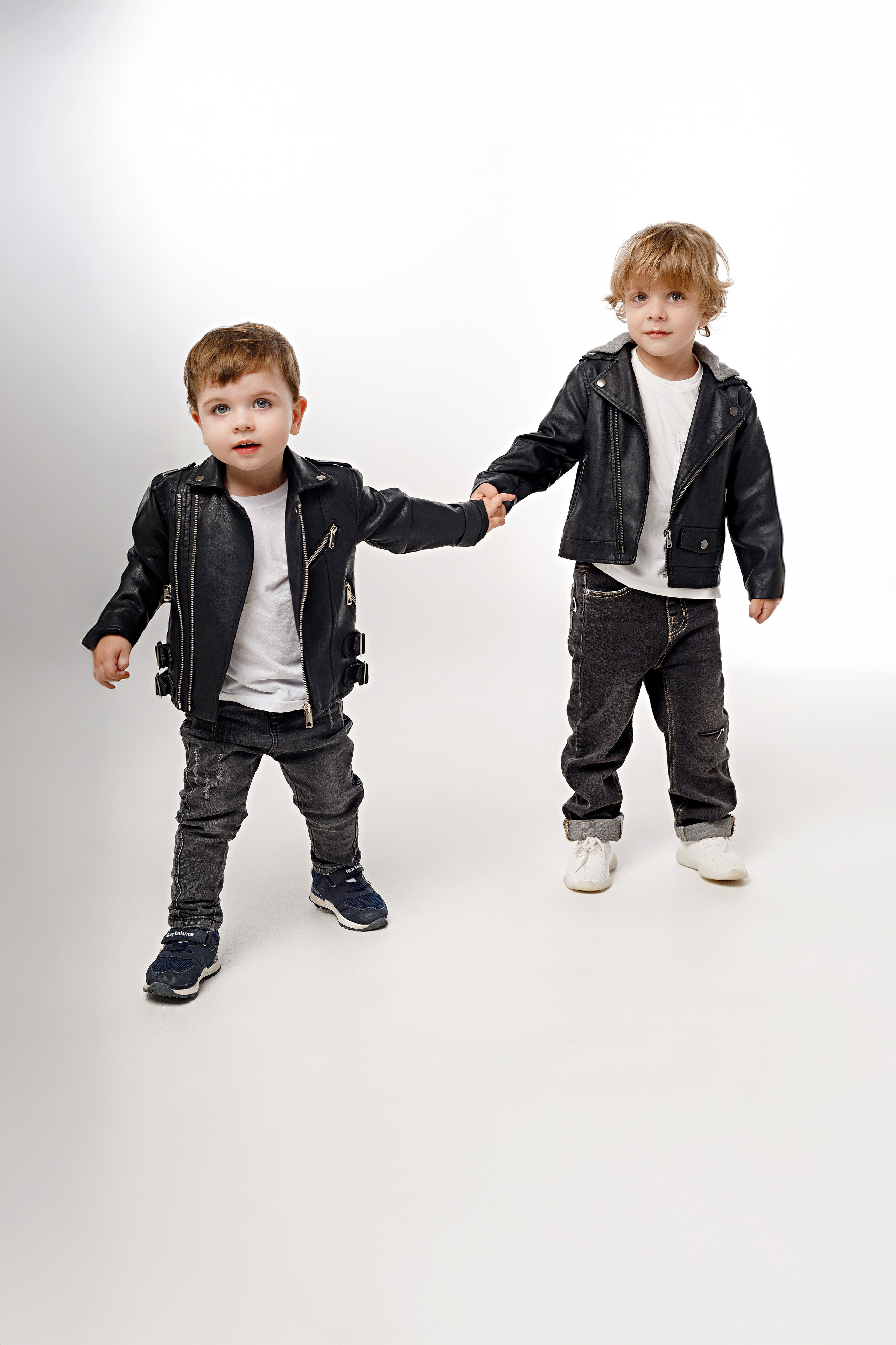 Фотосессия братьев в Сочи от детского фотографа. Детский студийный фотограф Сочи