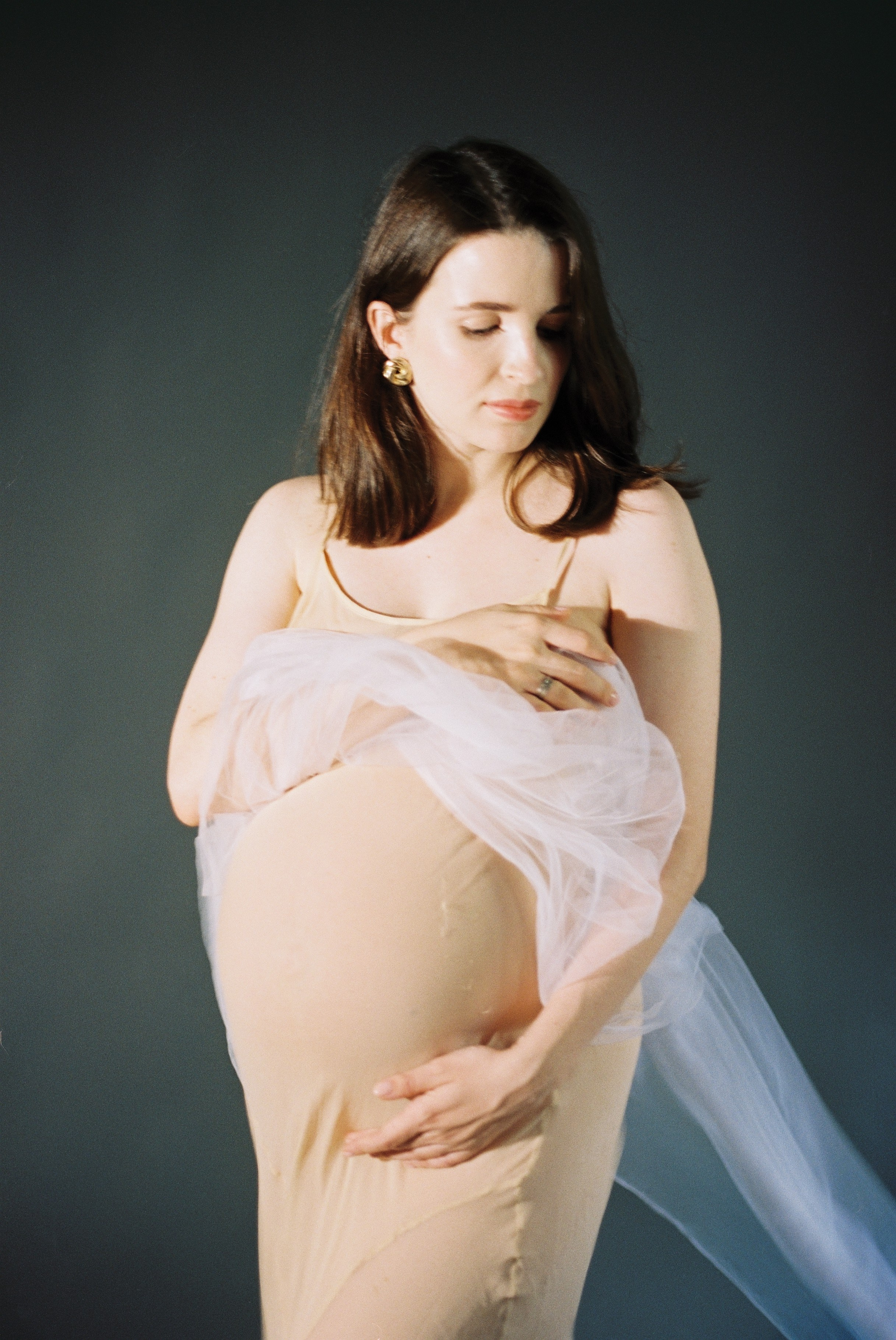 Алина в ожидании, пленка. Профессиональный Фотограф во Владимире, в Москве и в Суздале — Полина Романычева