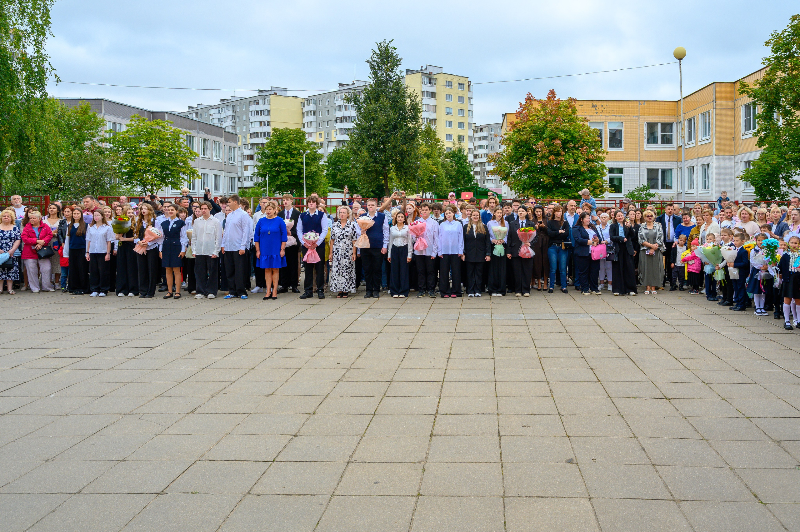 Вот звучит первый звонок, перед этим долгое приготовление к новому этапу в жизни, Яромир идет в школу. Фотоуслуги, услуги фотографа, фотографирование важных событий