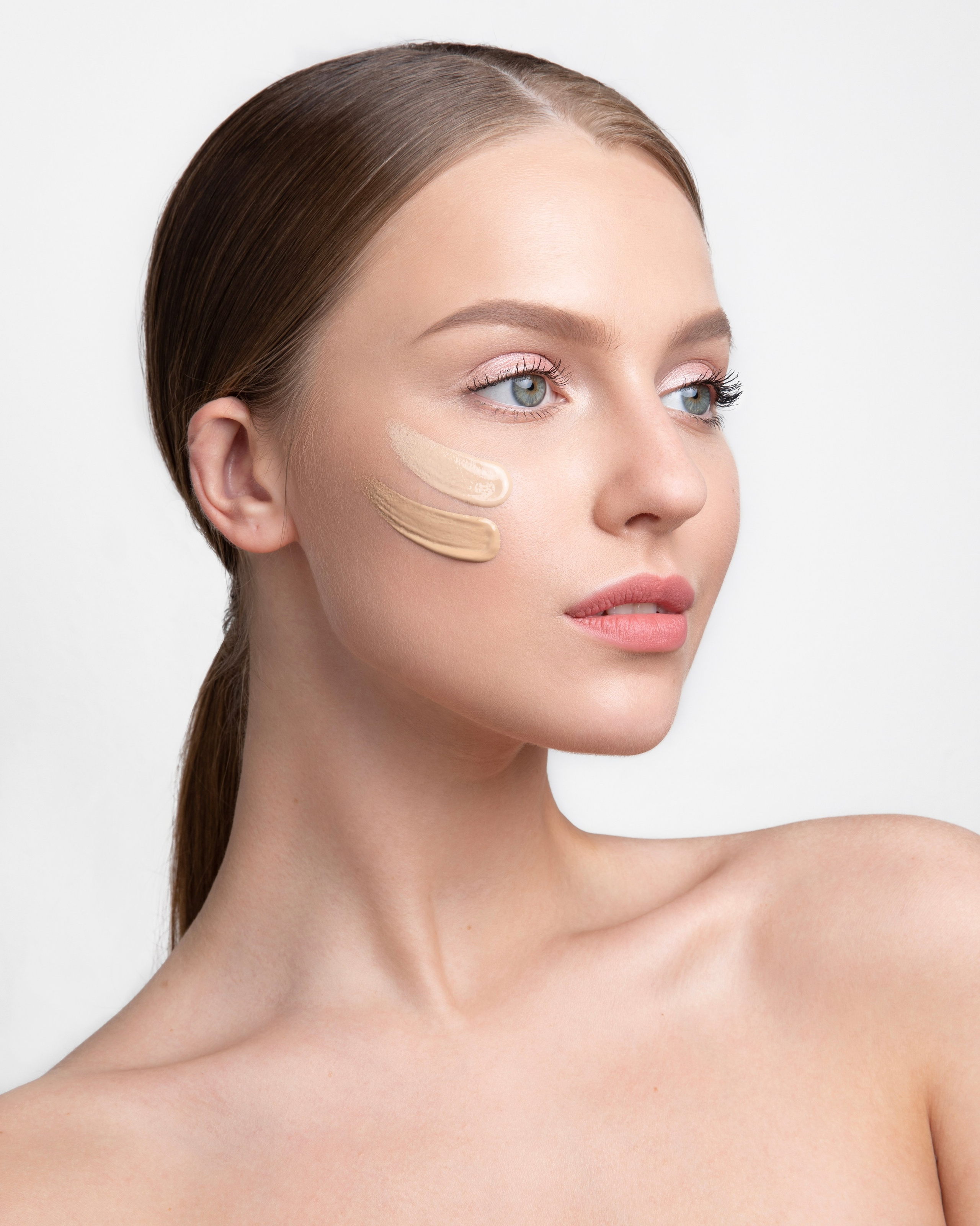 Изображение продукта с моделью в кадре (тело, руки, лицо, волосы и тд). Рекламный фотограф Ксения Вершинина | Москва