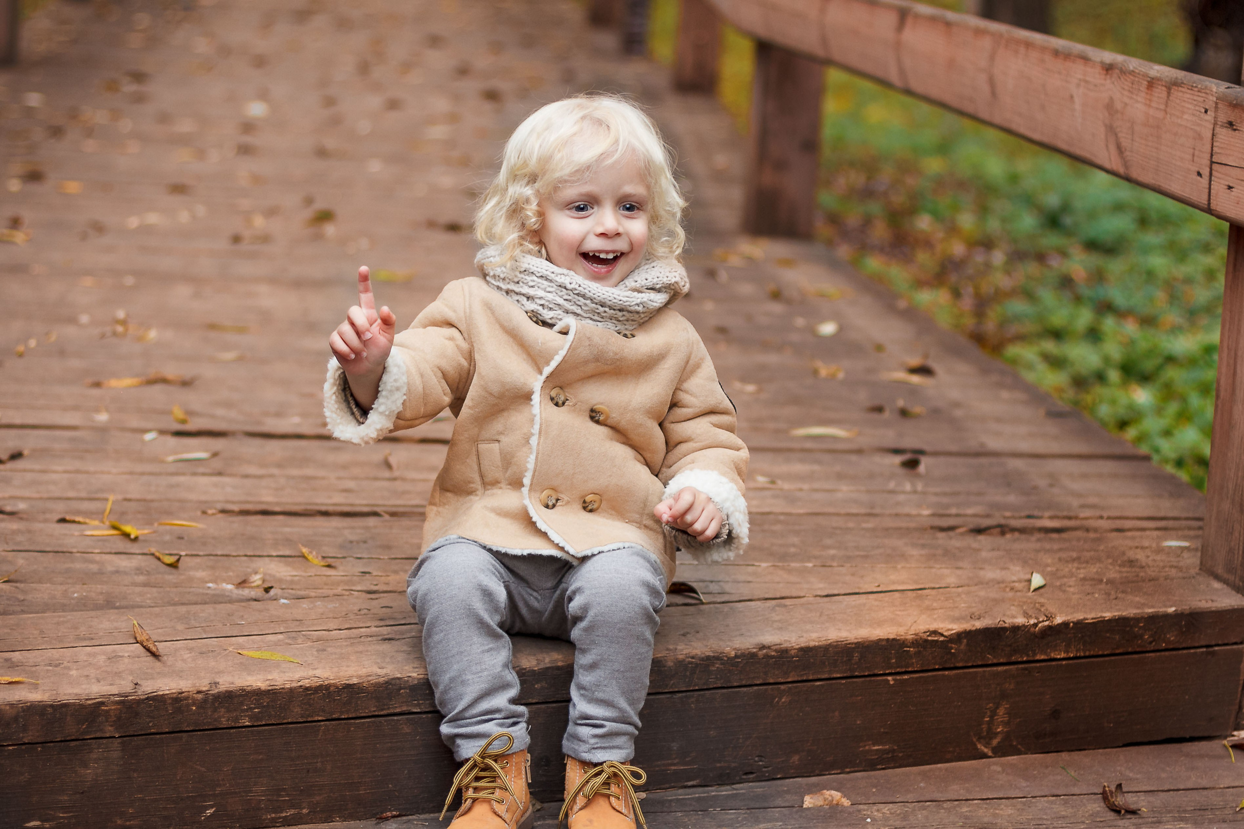 Детский портрет на улице осенью
