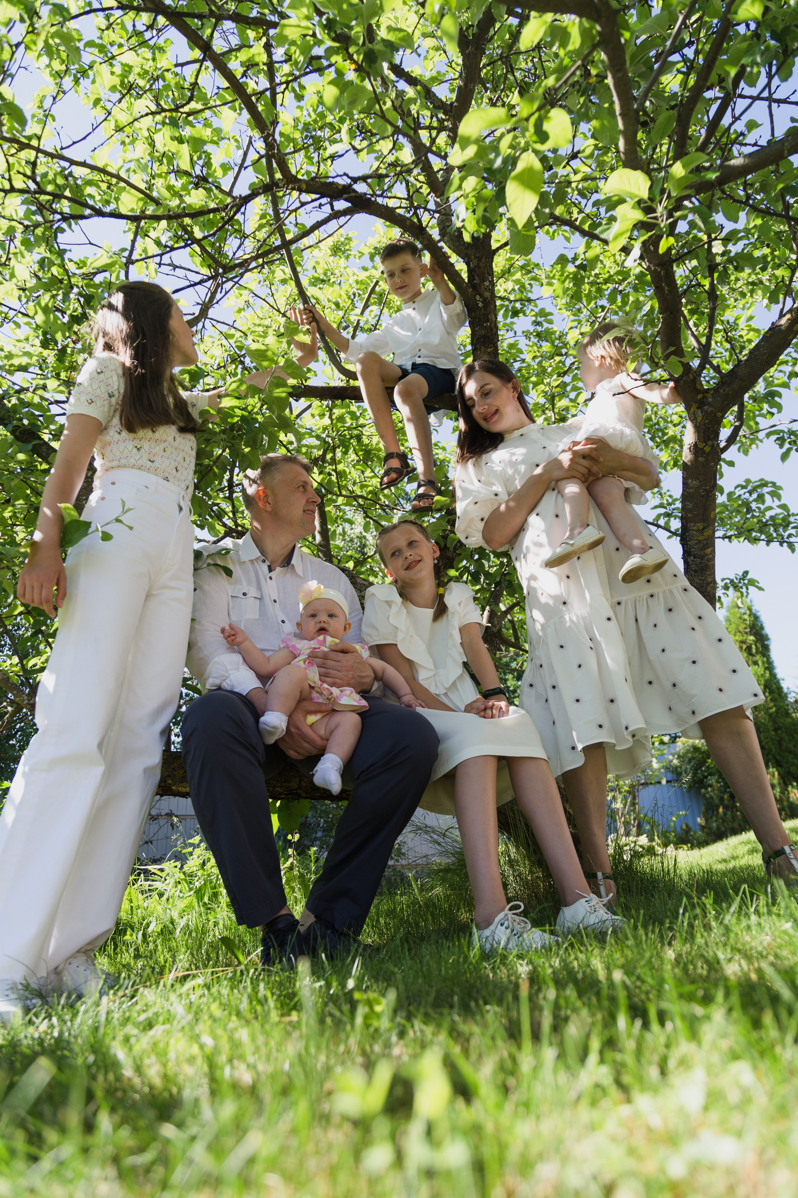 семейная фотосессия на участке у дома