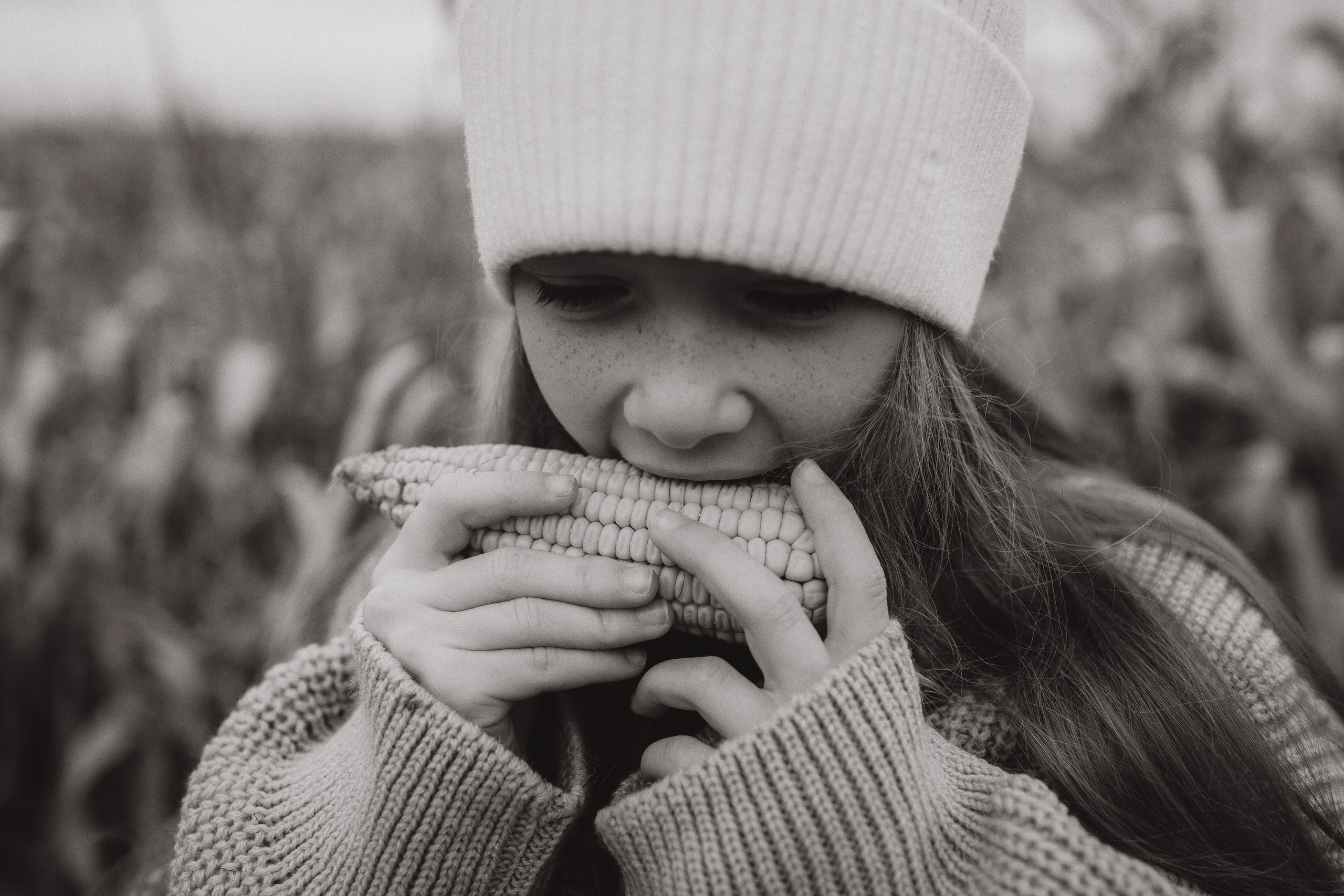 Оля, Ксюша и кукуруза. Фотограф Елена Рябцева