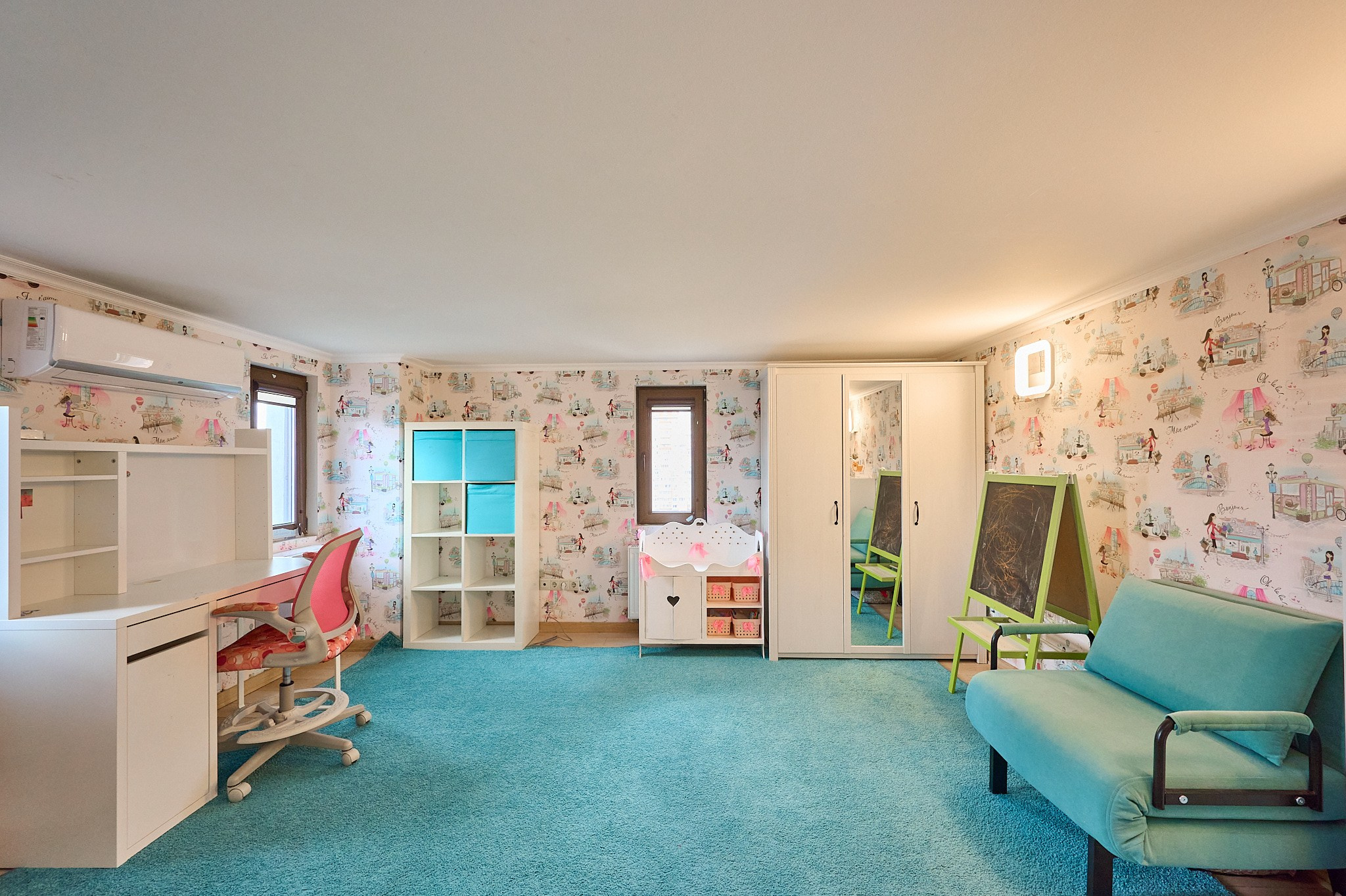 комната светлые стены голубой диван белый шкаф с зеркало стол с ящиками стул открытый шкаф с полками