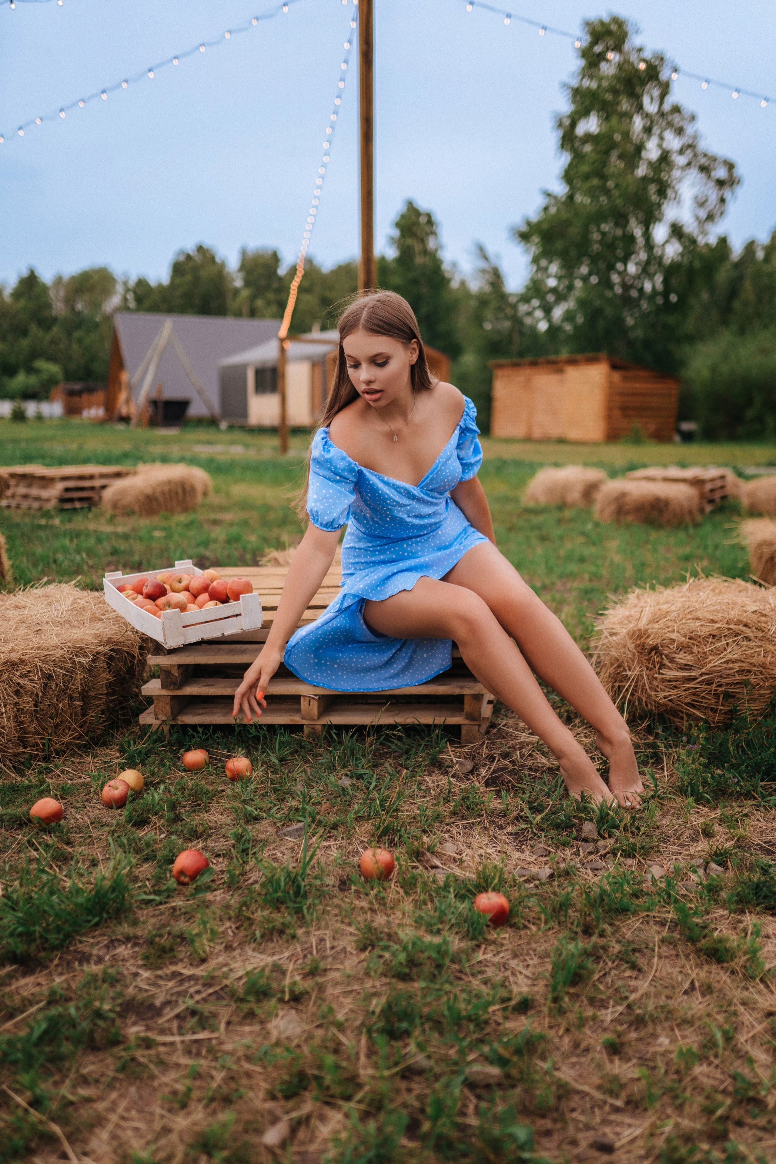 Нежная фотосессия девушки в синем платье на ферме